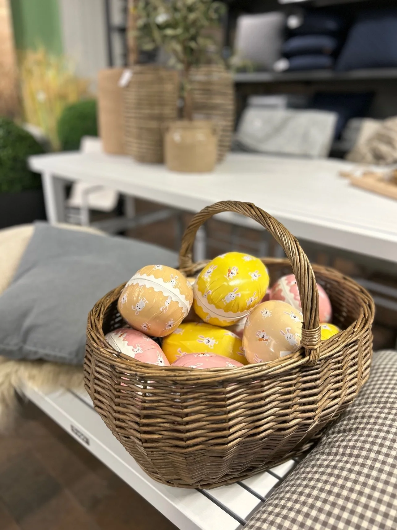 Selvf&oslash;lgelig skal vi ha p&aring;skeeggjakt i &aring;r ogs&aring;! 😍🐣 Starter i morgen (skj&aelig;rtorsdag) og varer helt til mandag 2. p&aring;skedag. Alle barn som finner et p&aring;skeegg f&aring;r en premie i kassa 🥰 Velkommen til p&arin