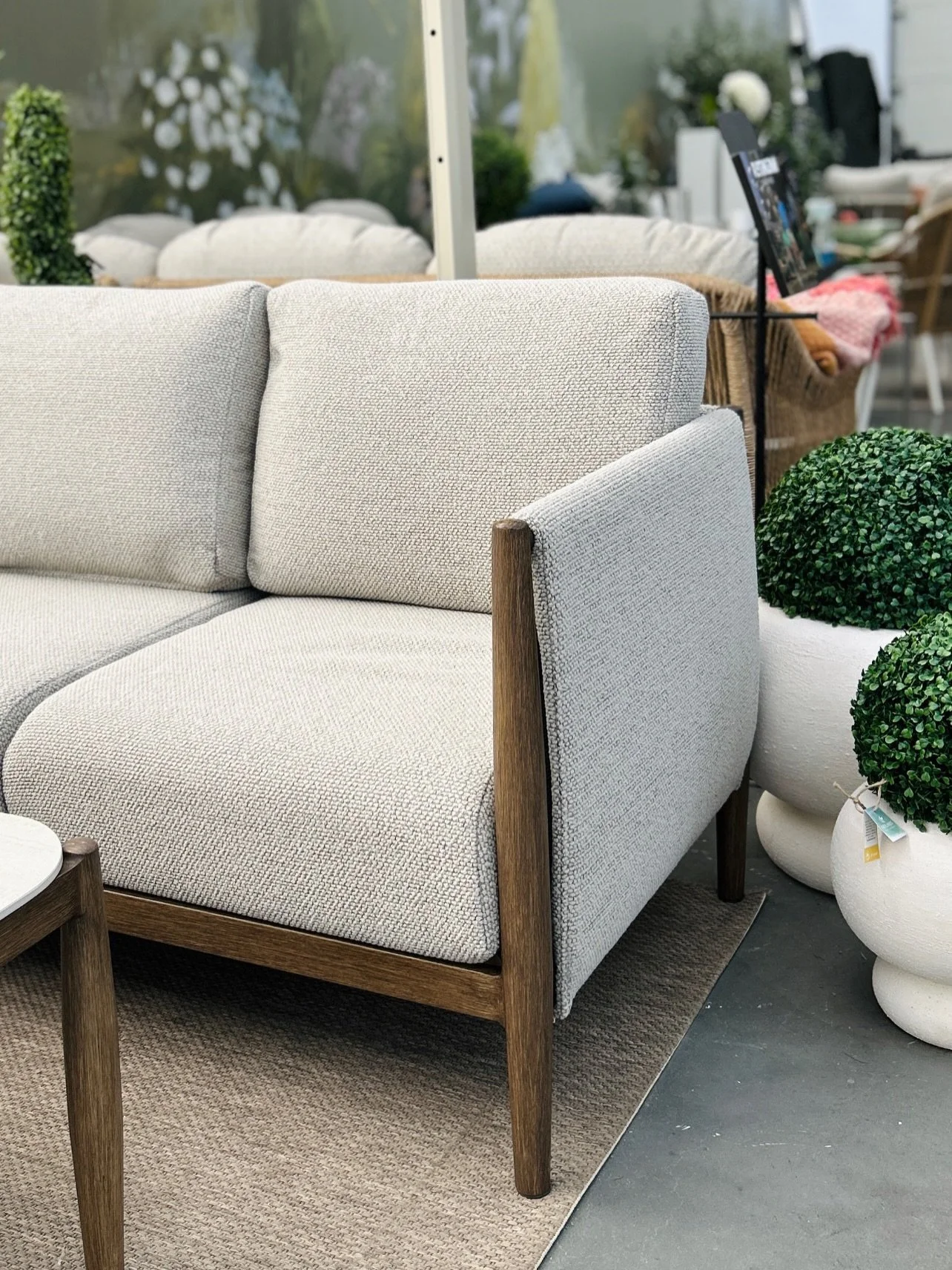 Alford 🌿 lekker sofa med allv&aelig;rsputer og woodlook aluminiumsramme. Vi har den som sofagruppe og hj&oslash;rnesofa 22990/24990,-
