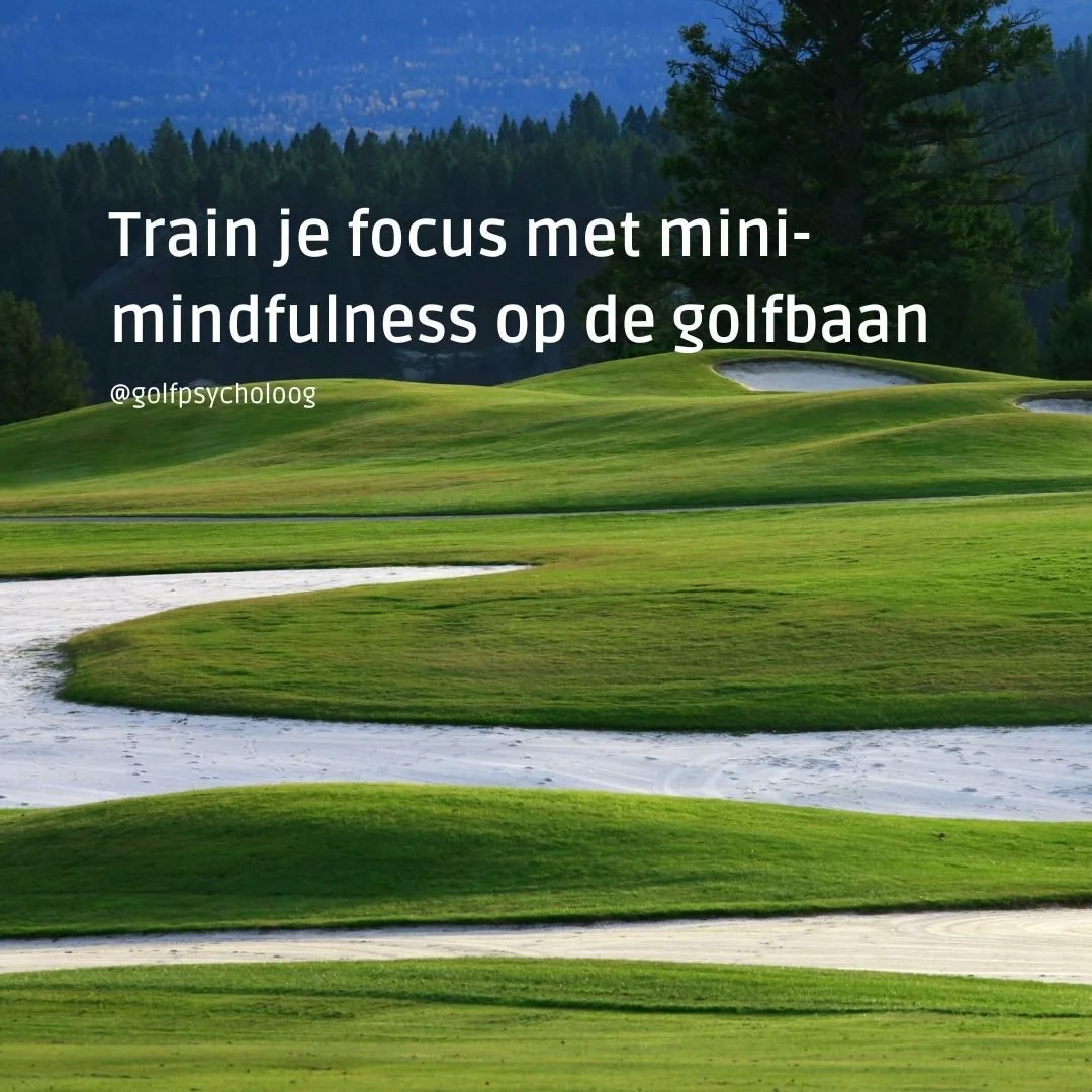 Vergroot je opmerkzaamheid, daar begint het!

Drie momenten van mini-mindfulness op de baan om eventjes uit de automatische piloot te stappen:

- maak een moment van opmerkzaamheid deel van je pre-shot routine: bijvoorbeeld een ademhaling, goed dat j