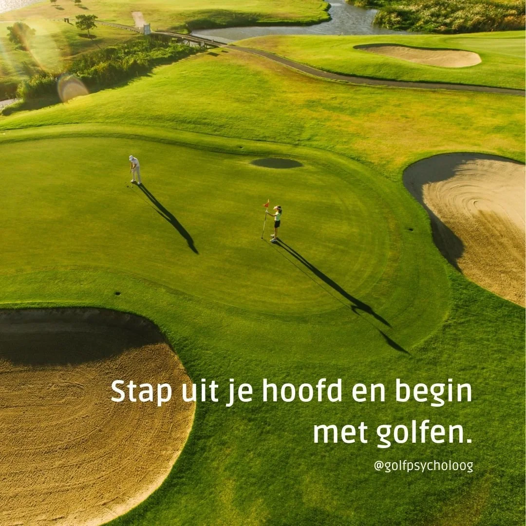 Zit jij ook in je hoofd tijdens het golfen? Ben je bezig met te veel swing-thoughts, over-analyse, je vorige slag of een moeilijke hole die nog moet komen? 

Aren't we all! Je brein doet zijn werk. 

De vraag is, waar wil jij met je aandacht zijn? Wi