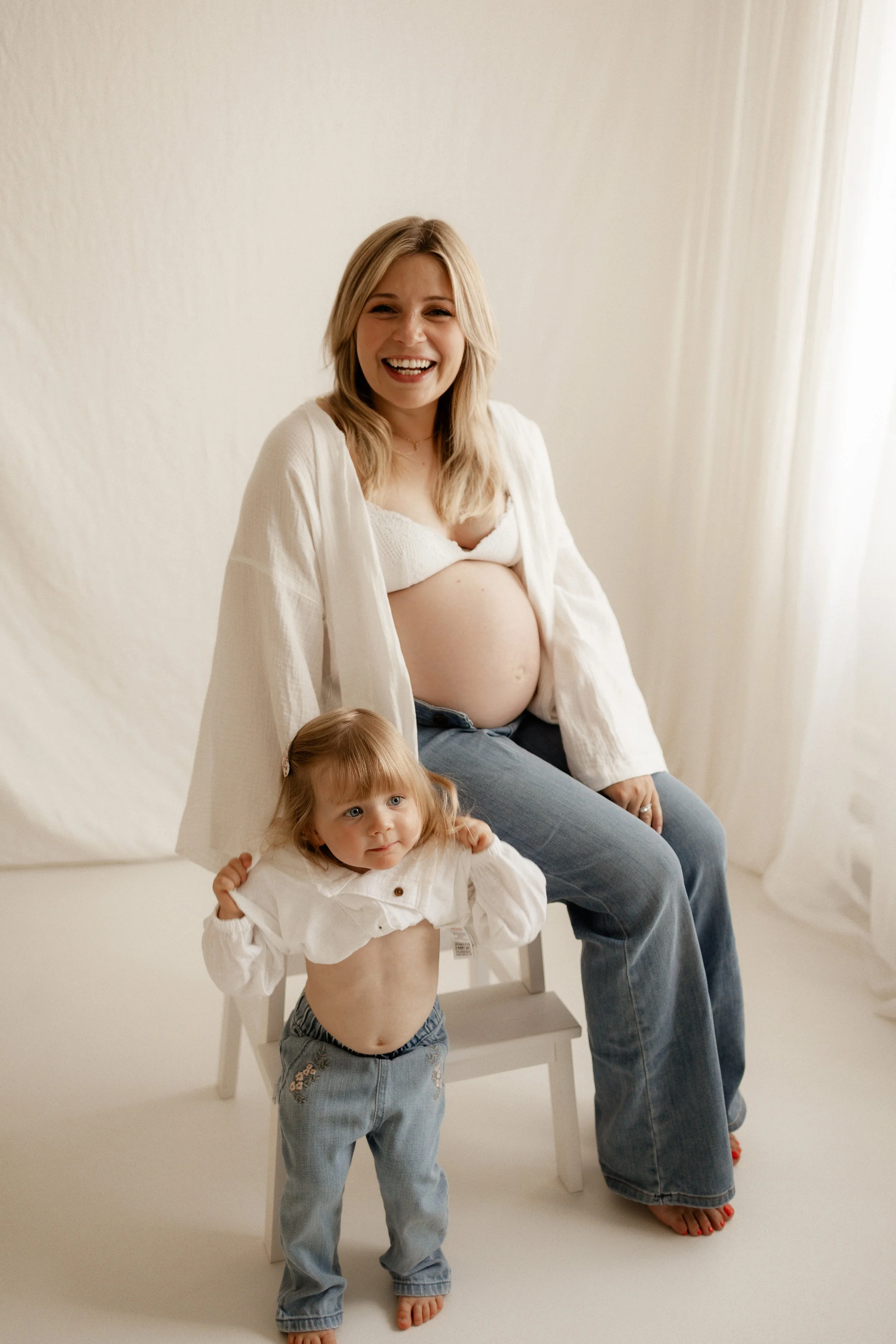 maternity shoot, mother and daughter matching 