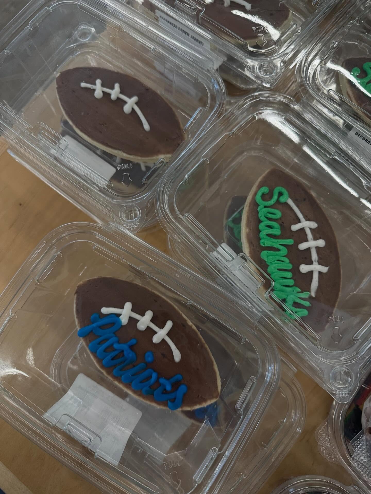 Last minute game day shopping? We&rsquo;ve got you covered with all your Super Bowl needs! Who are you rooting for?! Let us know what cookie you&rsquo;d buy in the comments! 

#superbowlsunday #superbowl #crownmarket #teamspirit