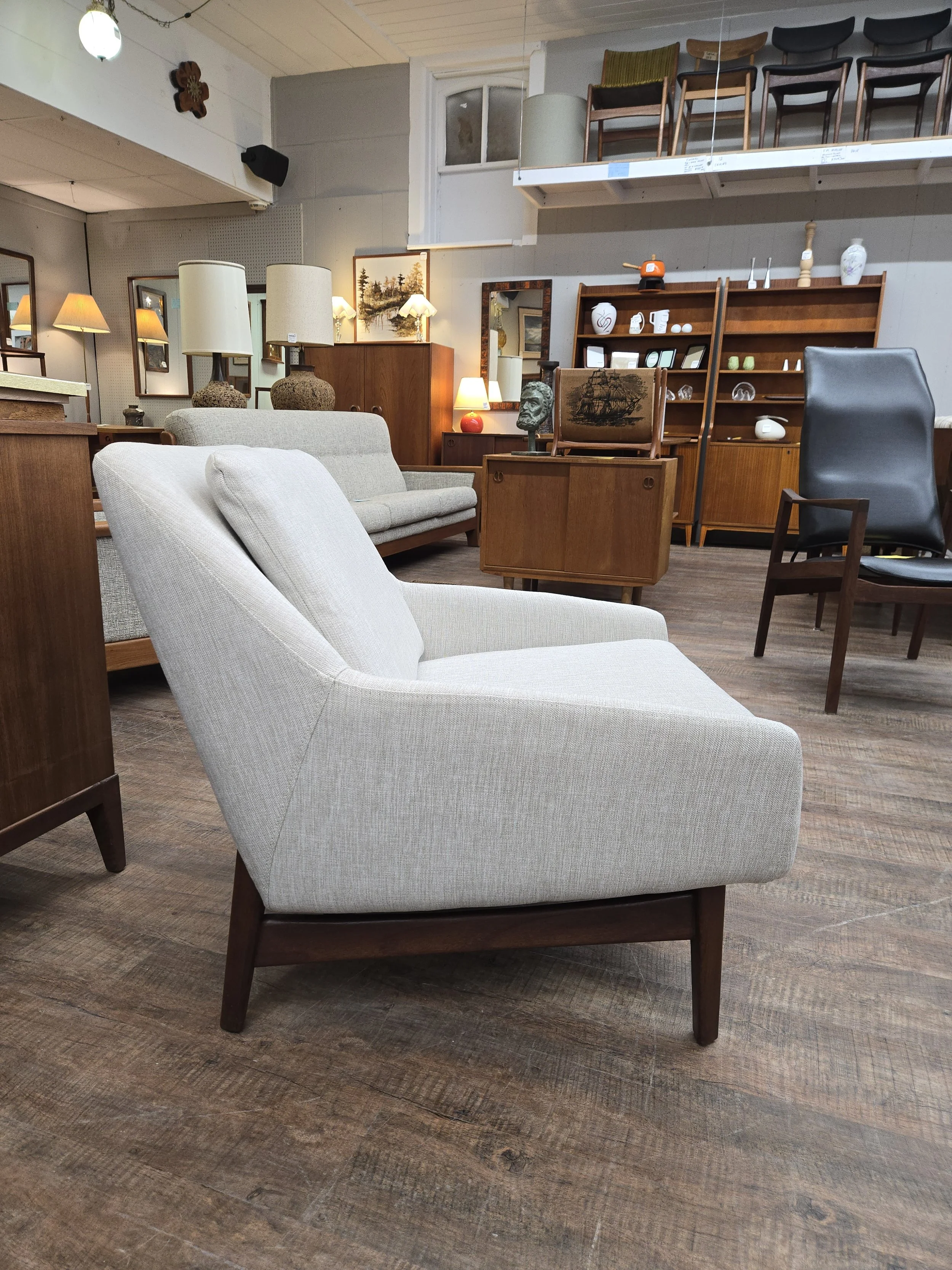 Fully restored Mid century modern lounge chair with new upholstery