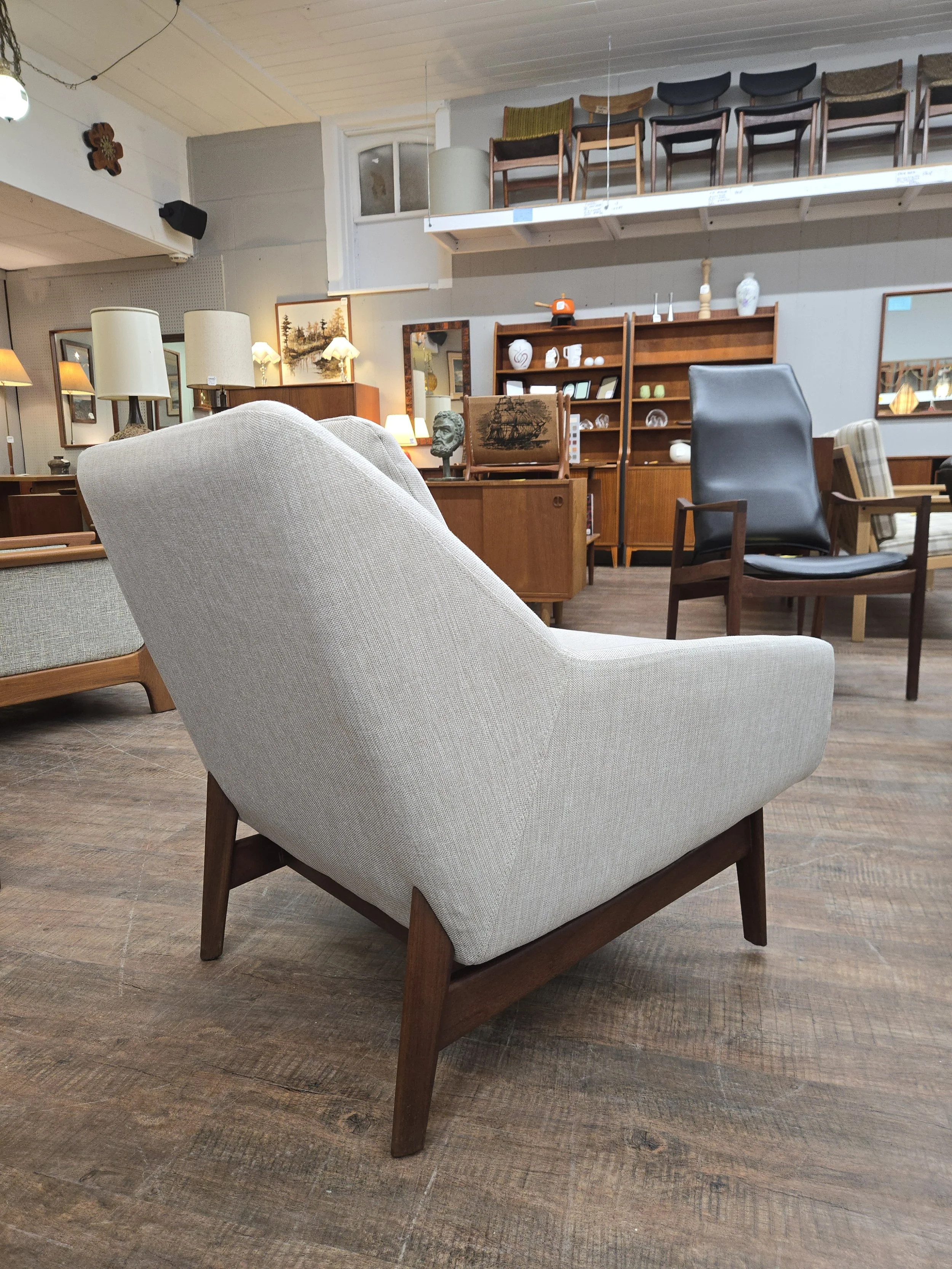 Fully restored Mid century modern lounge chair with new upholstery