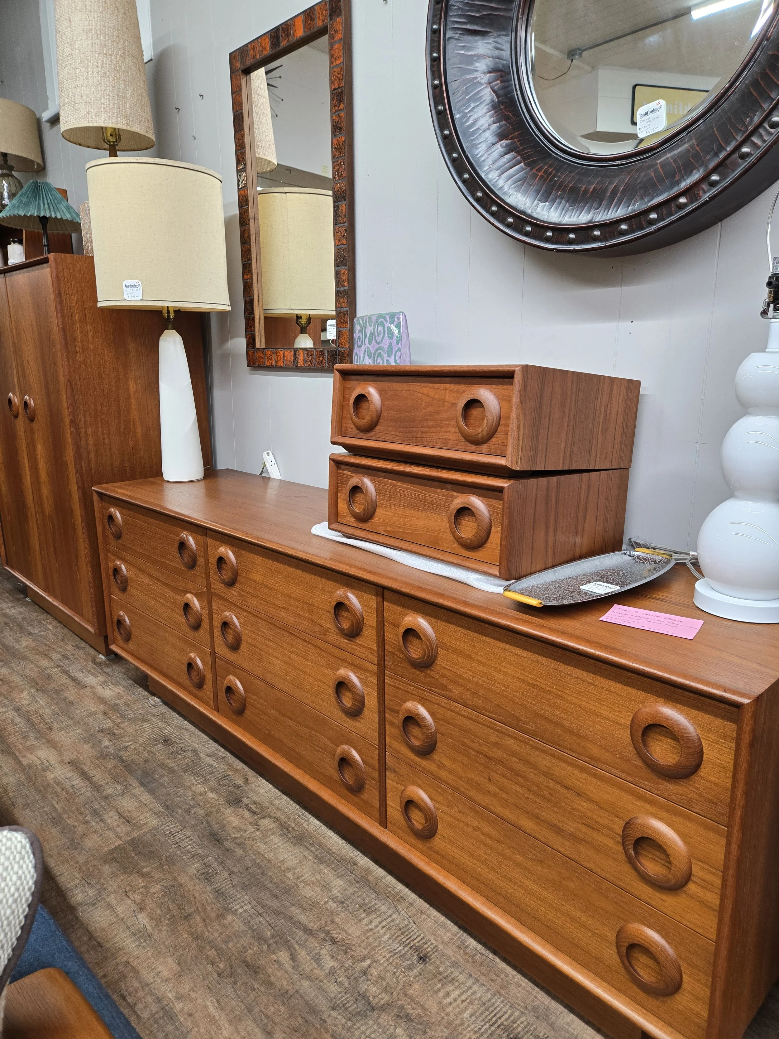 teak 9 drawer dresser with round handles