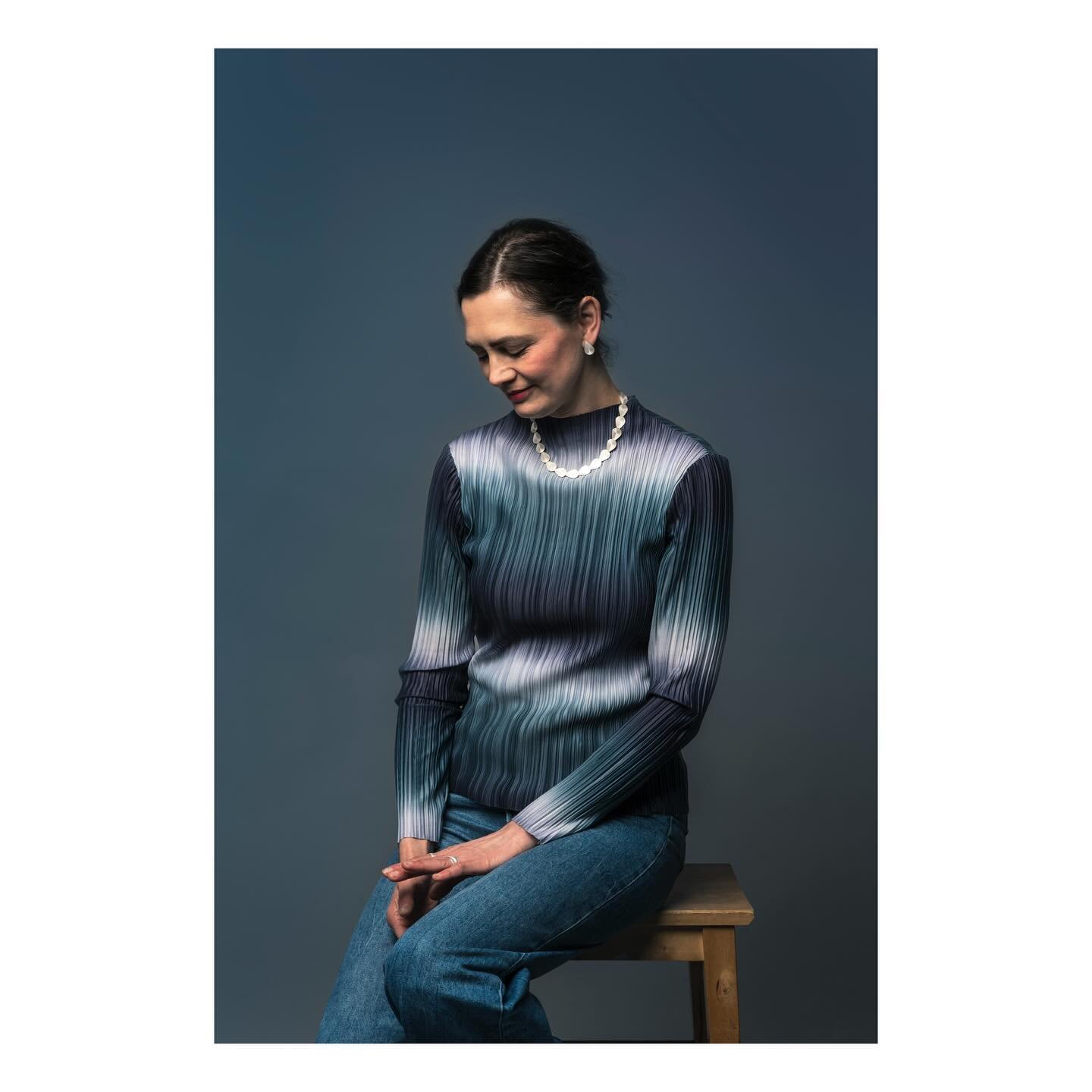 Some studio work with the stunning @karolina.baines who creates bold, elegant and timeless jewellery. Such a pleasure to capture the artist wearing some of her own beautiful pieces. 

#brandphotography #studiophotography #artistportrait #jewellerydes