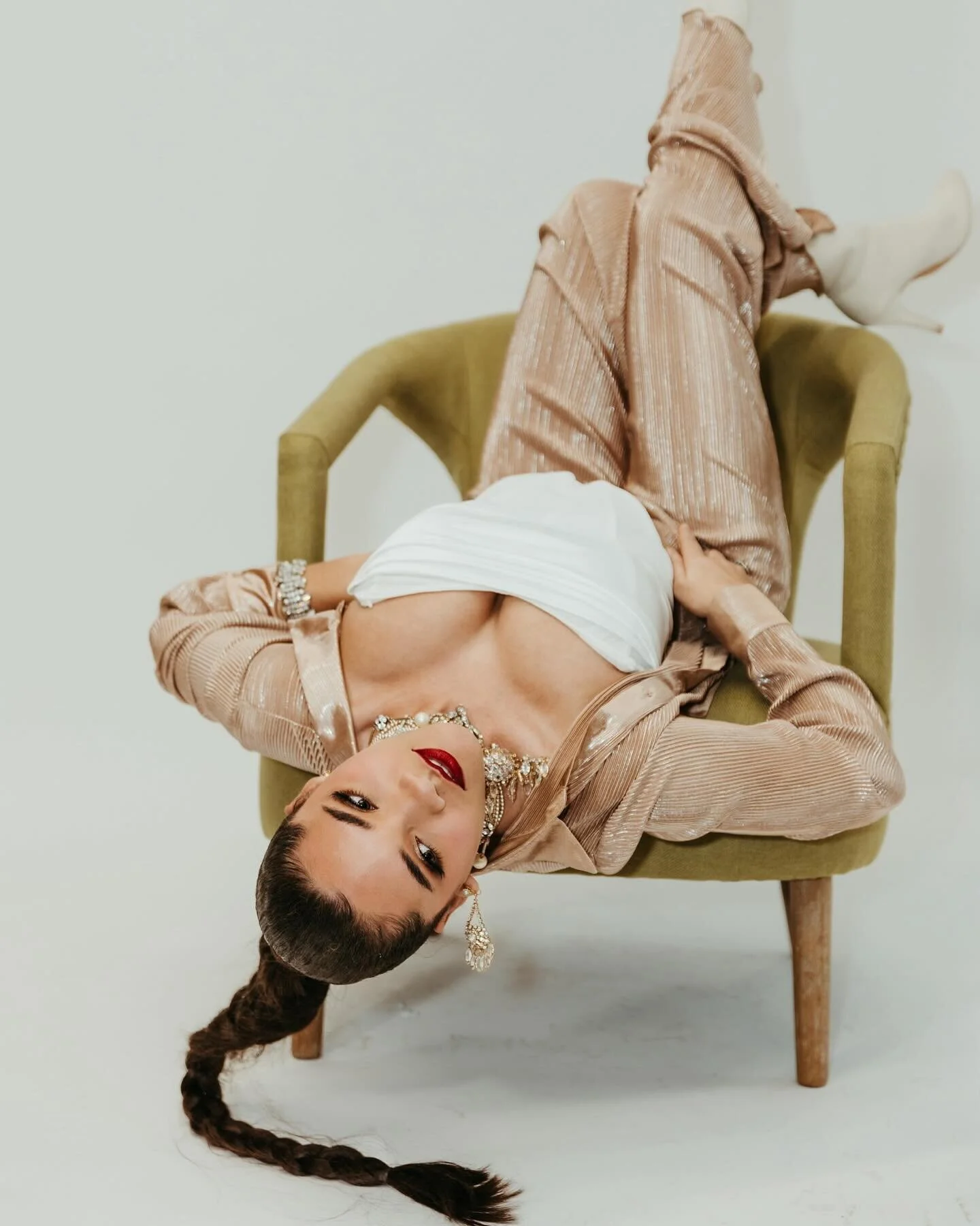 A toast to the new year🥂

&bull;
&bull;
&bull;
&bull;
&bull;

#fashion #jewelry #braidstyles #model #photography