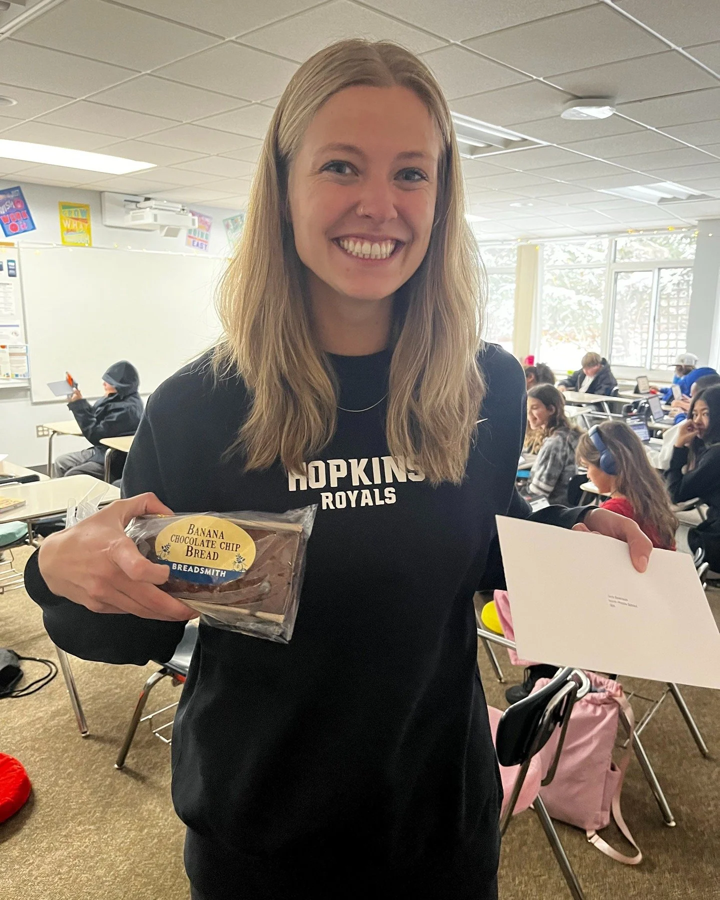We spread cheer 🌟💙 across @hopkinsschools this week, delivering your thanks and appreciation to teachers and staff. Gratitude Gifts 🍎 included yummy bread 🍞🍌🍫 loaves and $15 gift cards (good at 6 restaurants), thanks to @breadsmith_twin_cities,