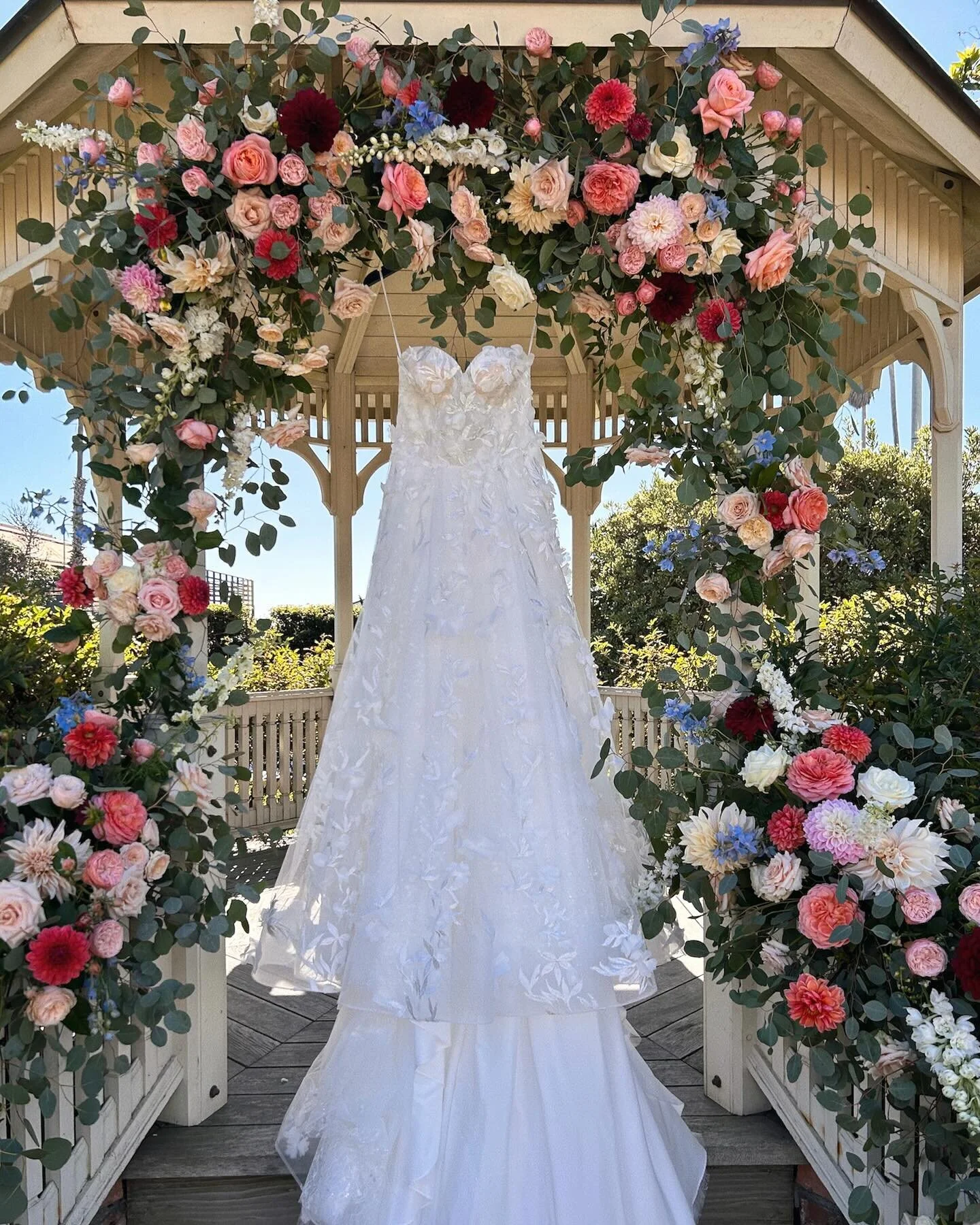 Little moments from Shreya &amp; Casey&rsquo;s wedding in Cayucos. 🤎🐚 
&bull;
&bull;
&bull;
Planner + Event Management | @magnoliaevents.lux
Venue | @casscayucos
Catering | @sageandstonee
DJ | @caliwestdjs1
Florist | @lori_boe_floral
Photography | 