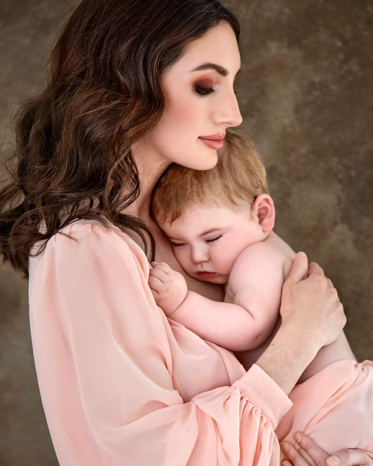 Priceless 💕 a beautiful combination of Mum &amp; Bub pics and then some images of Mum on her own too. @brookeorchardphotography @byparishairandmakeup