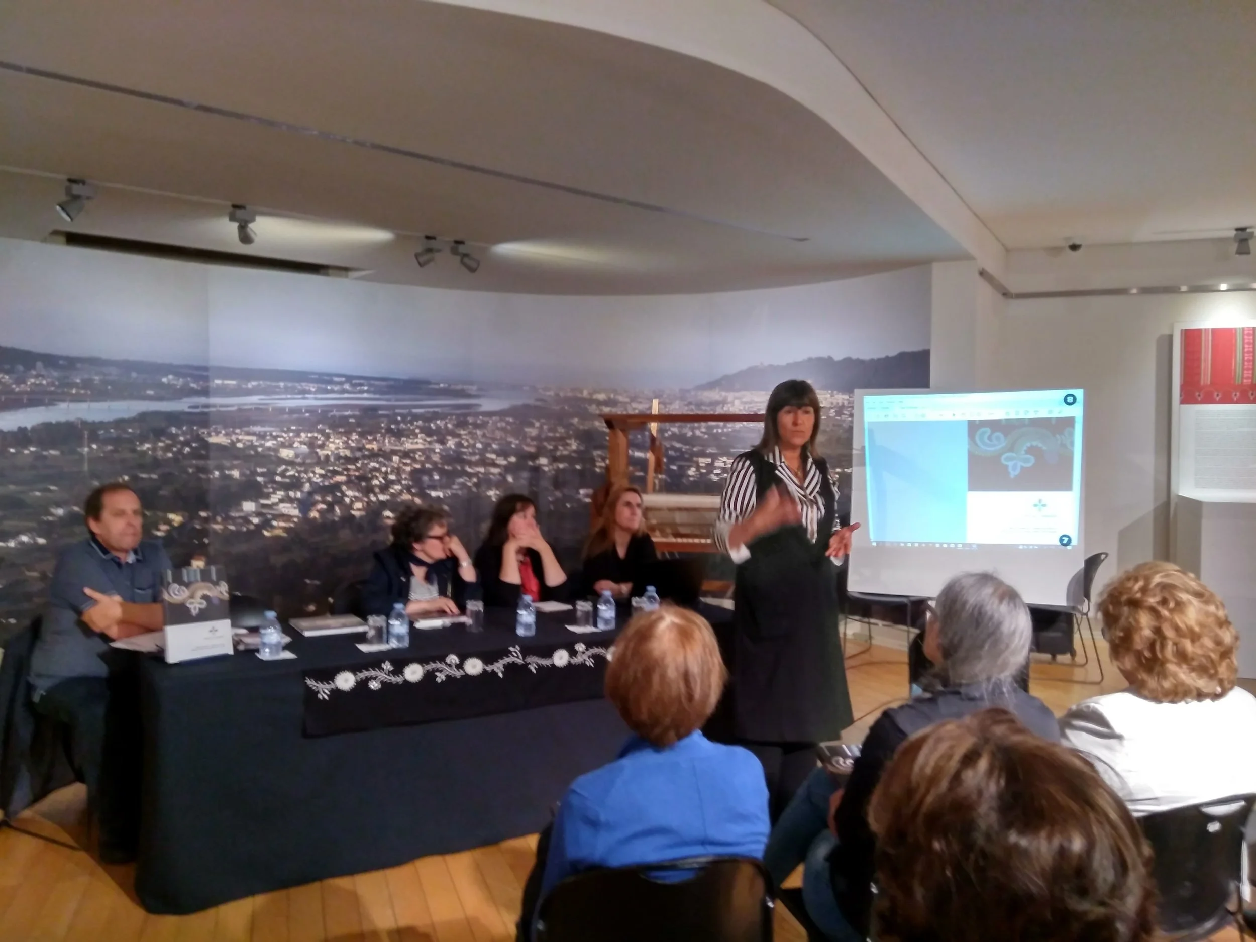 Sessão de Esclarecimento Traje à Vianesa 