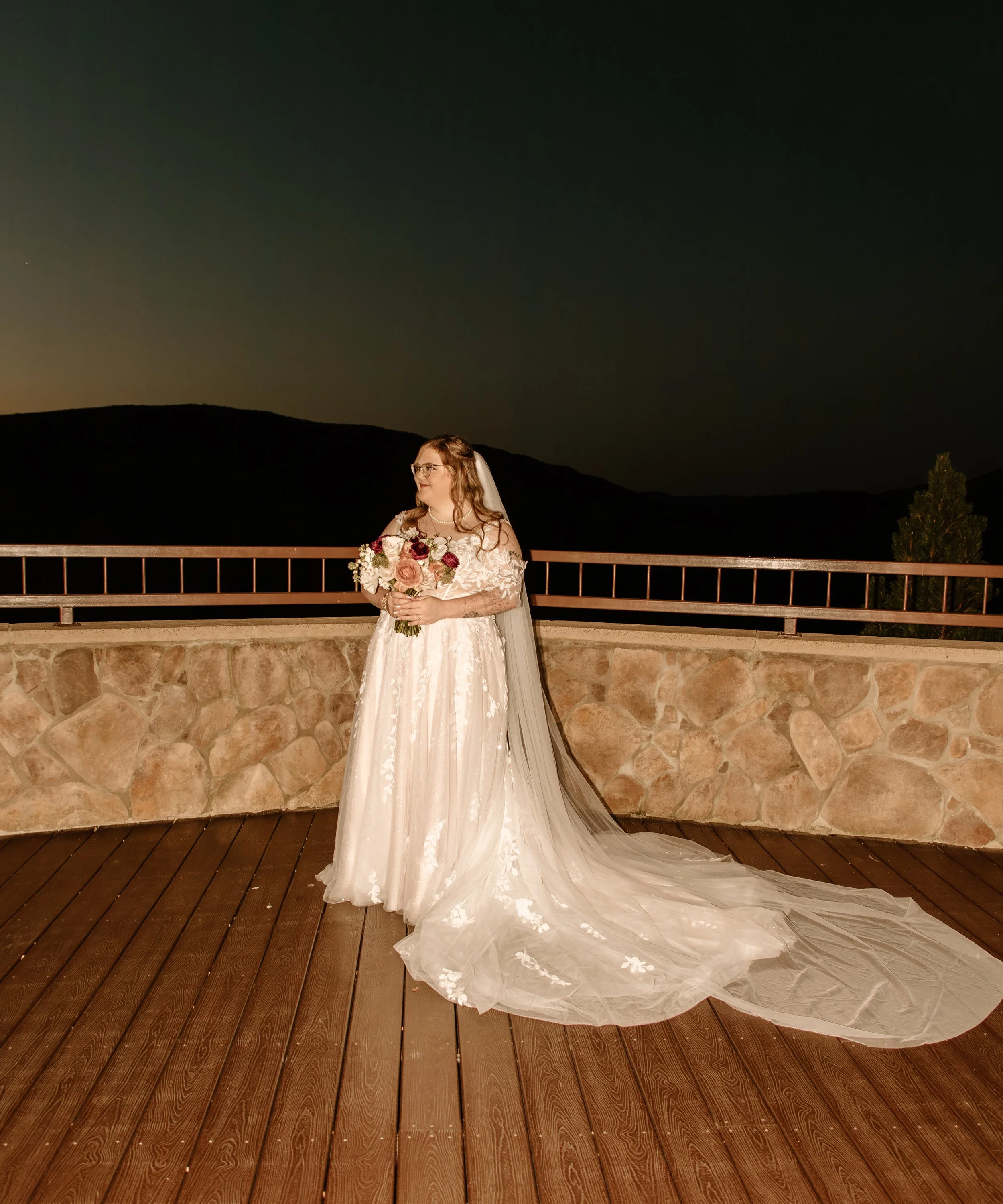 autumn fall bride bridal bouquet evening wedding house mountain inn irvine estate