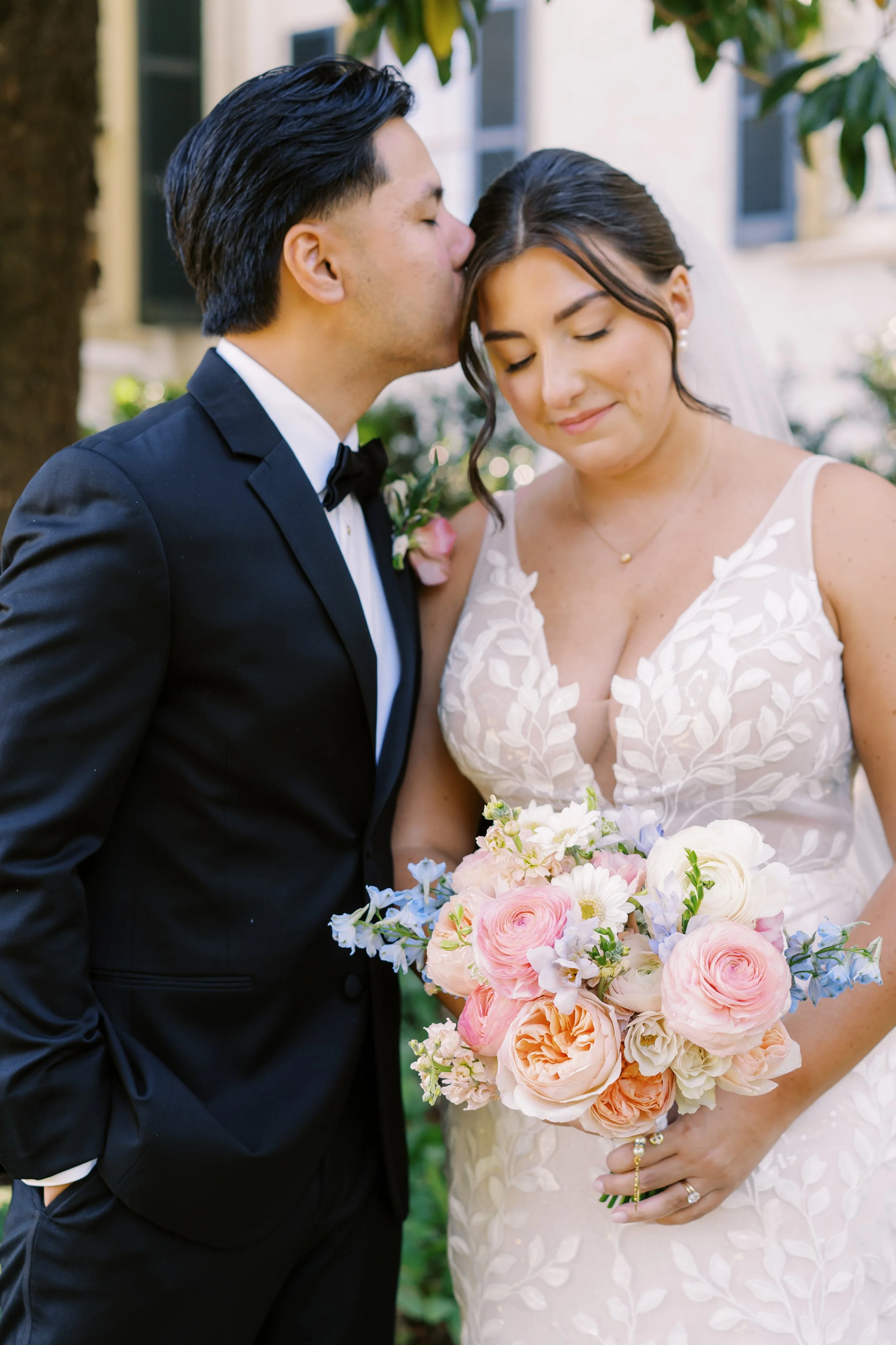 WEDDING BRIDE GROOM BRIDAL BOUQUET COLORFUL ROMANTIC RUST MANOR HOUSE