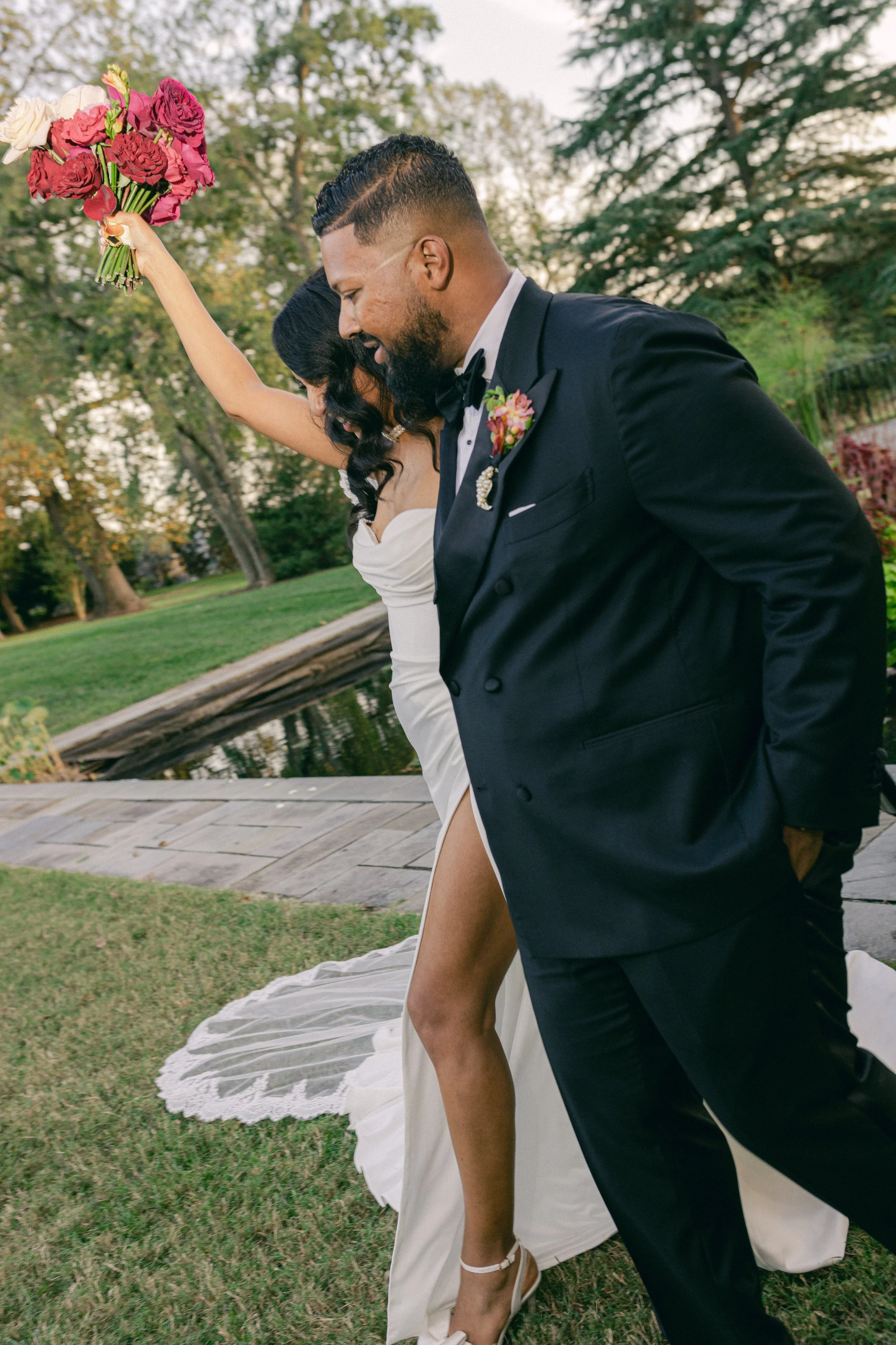 BRIDE GROOM BRIDAL BOUQUET RED PINK BELMONT MANOR