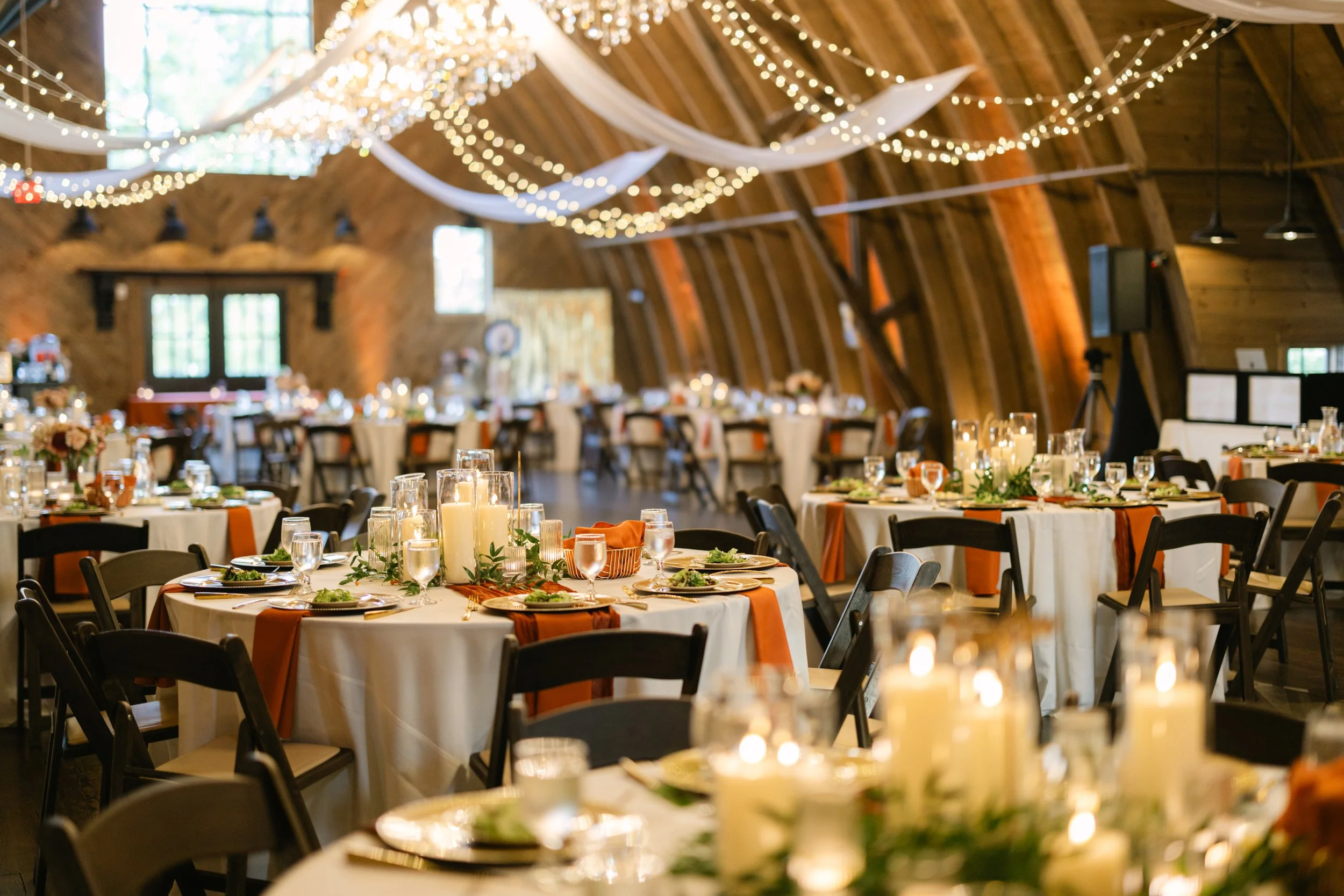 WEDDING RECEPTION TABLE DESIGN DECOR FLORAL FLOWER ARRANGEMENT CENTERPIECE SWEENEY BARN