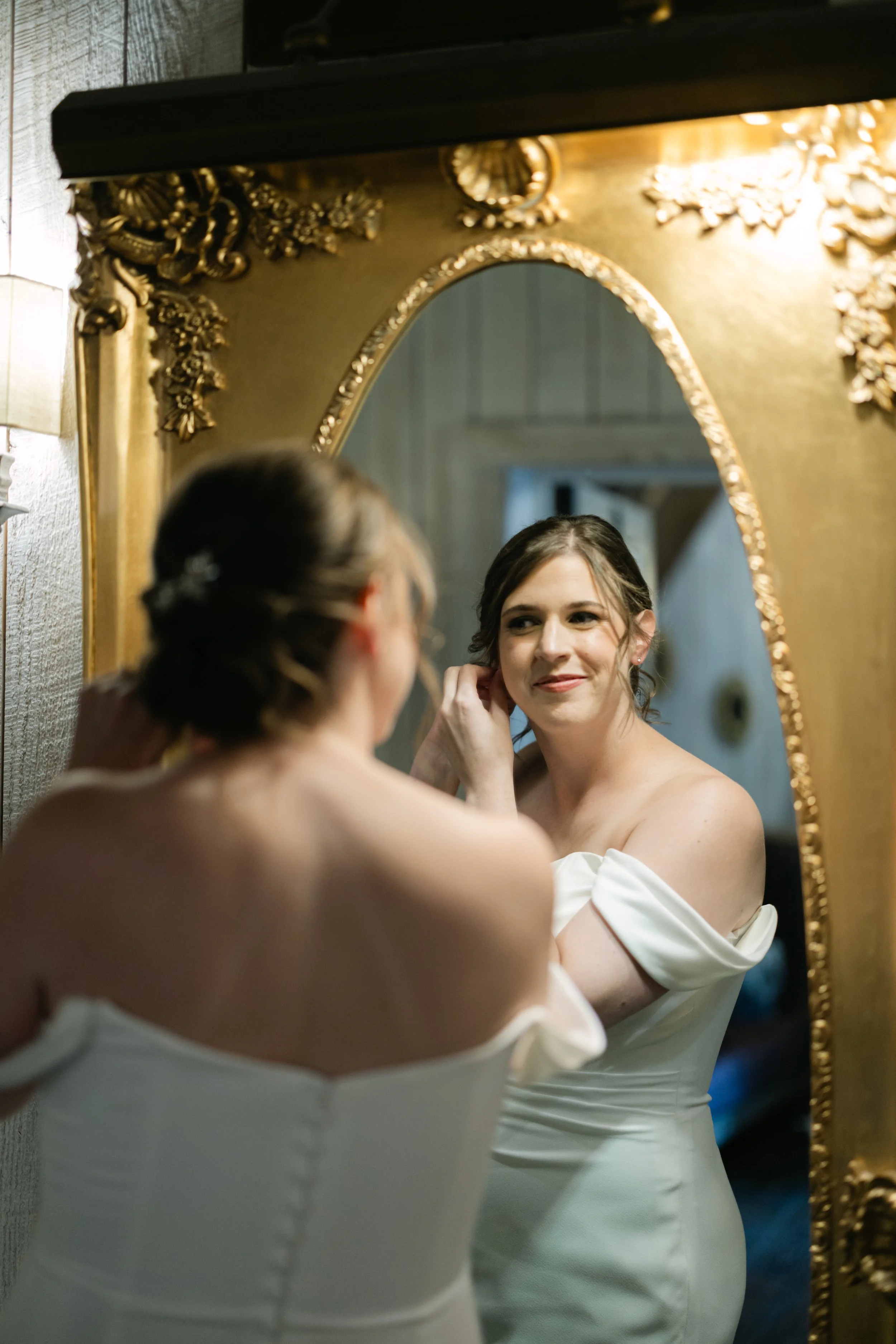 WEDDING MORNING BRIDE GETTING READY MIRROR