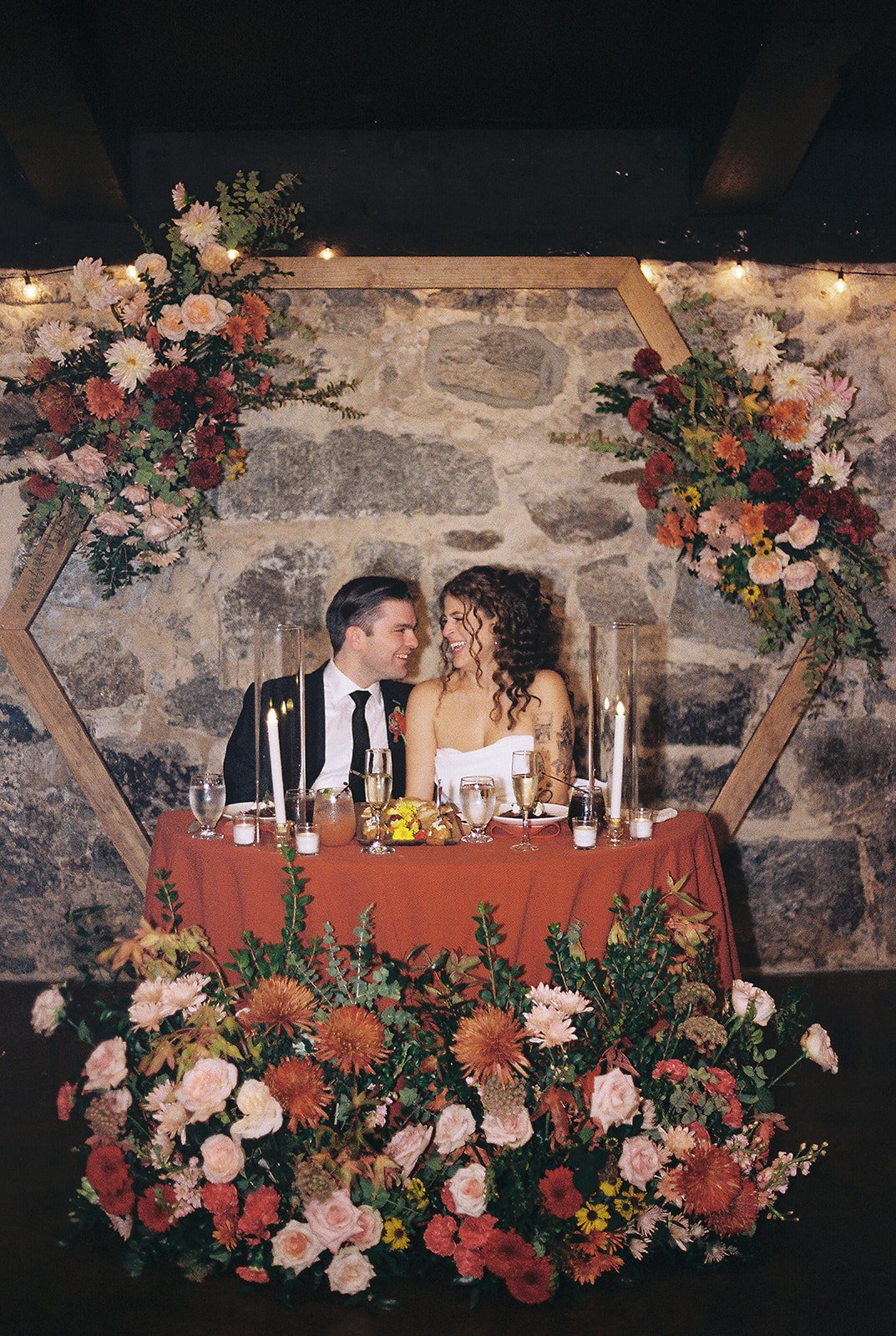 BRIDE GROOM WEDDING RECEPTION SWEETHEART TABLE FLOWER FLORAL ARCH FALL PALETTE DINNER