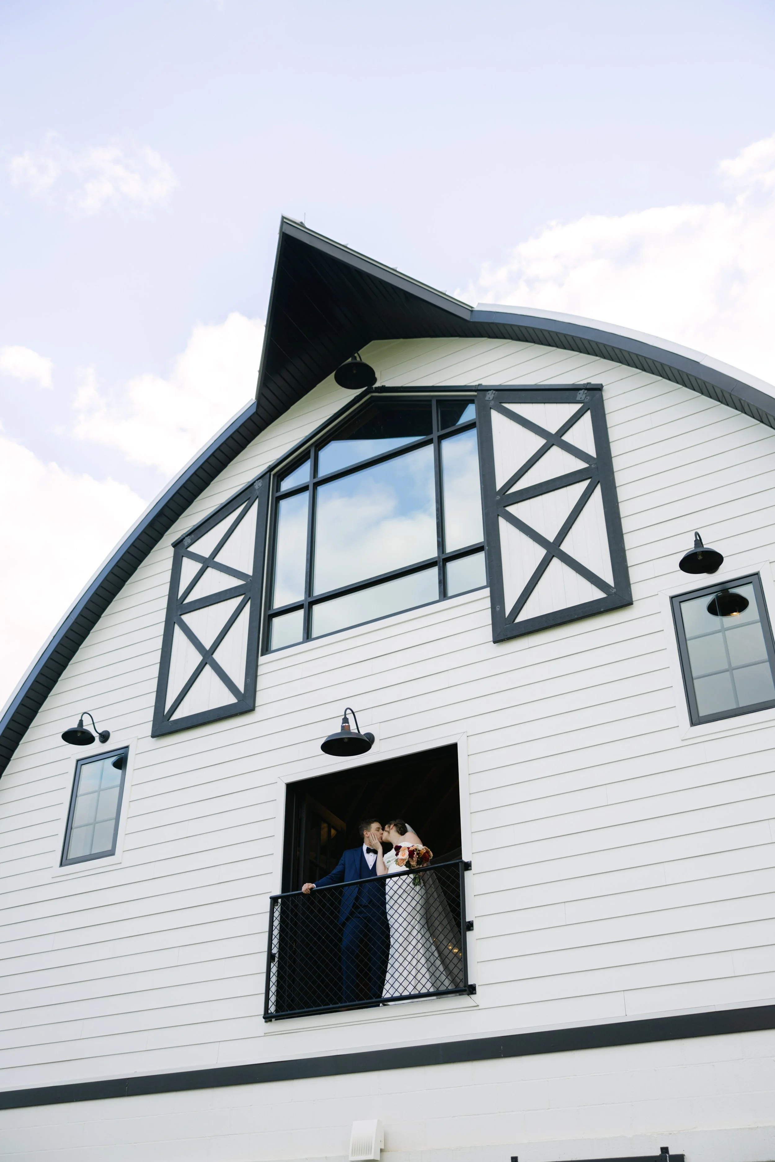 BRIDE GROOM SWEENEY BARN BRIDAL BOUQUET PORTRAIT