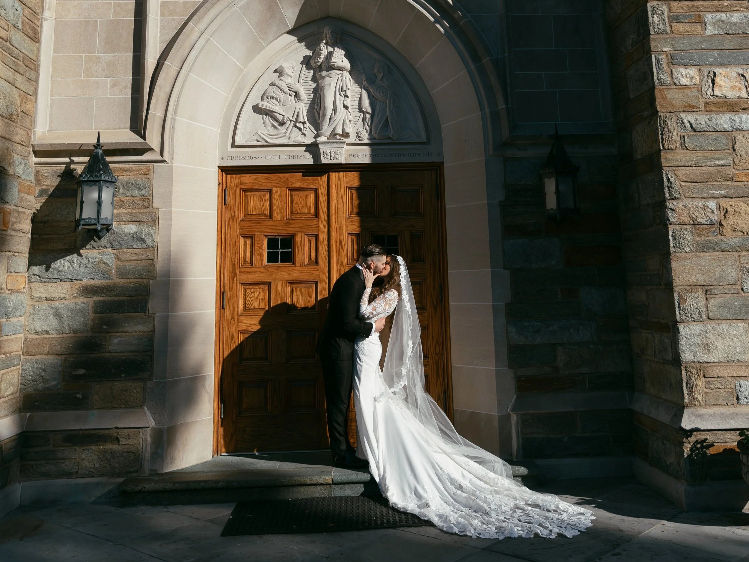 BRIDE GROOM CATHOLIC CHURCH WEDDING PORTRAIT KISS