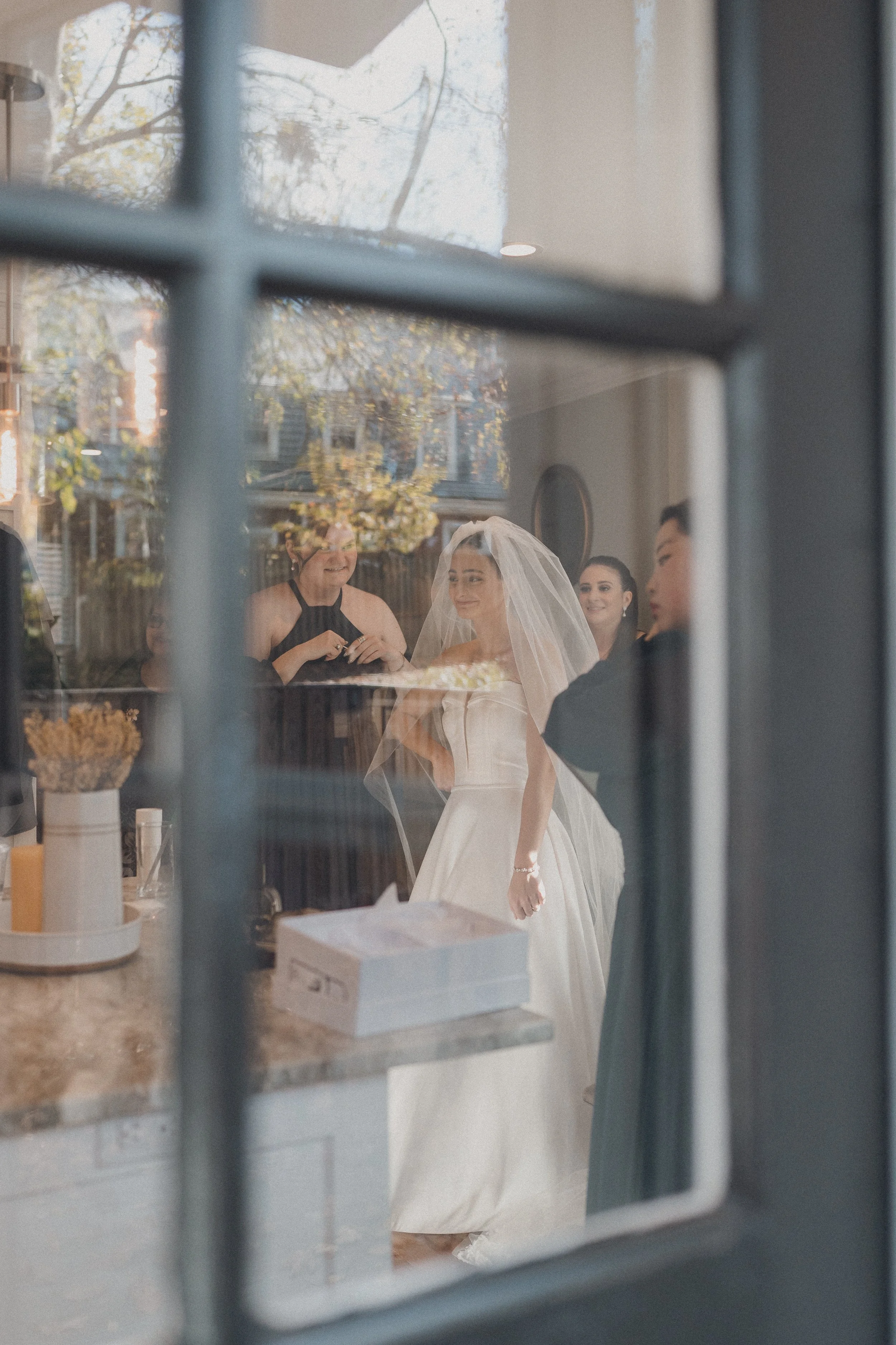 WEDDING MORNING BRIDE GETTING READY