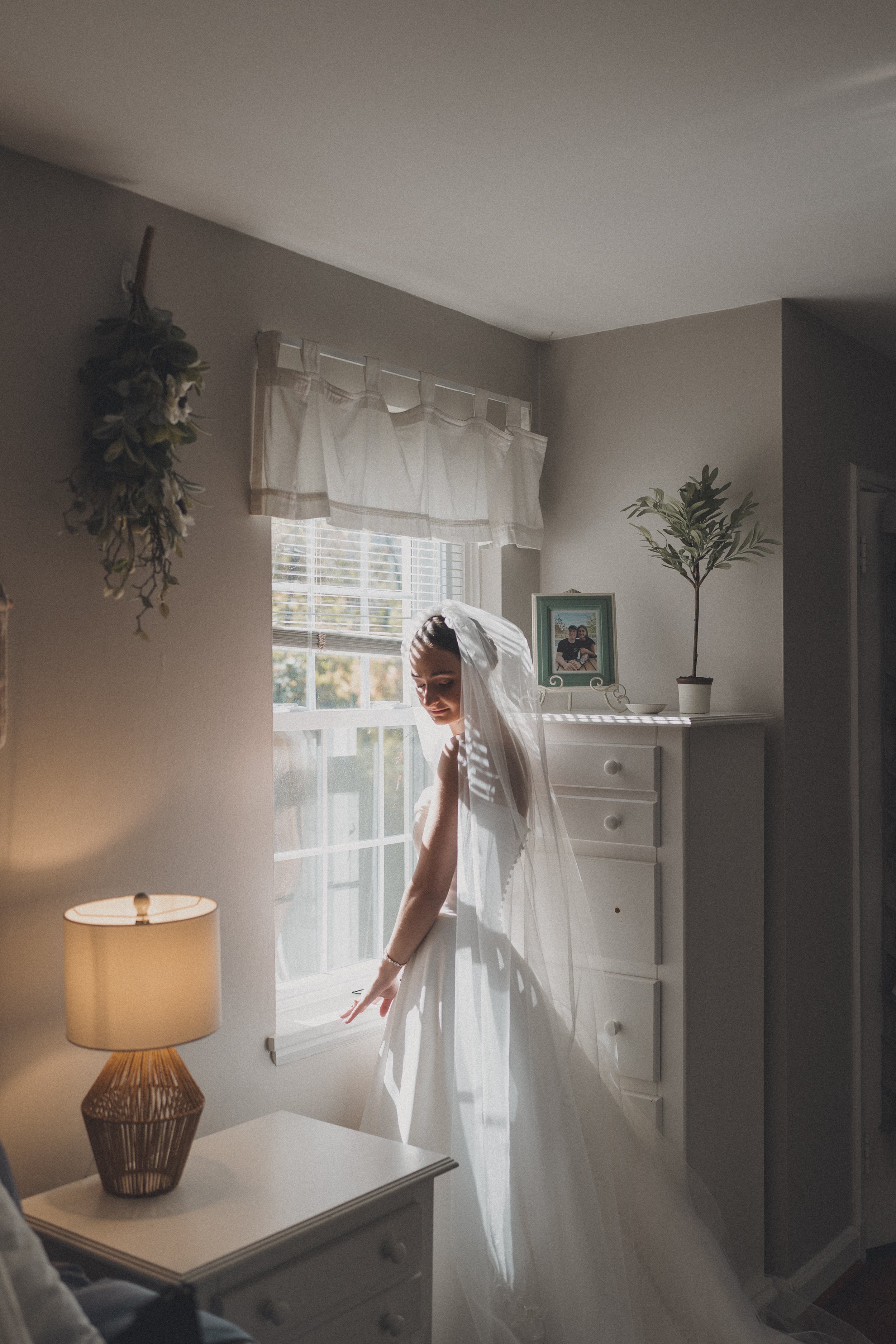 BRIDE WINDOW SUNLIGHT VEIL GOWN