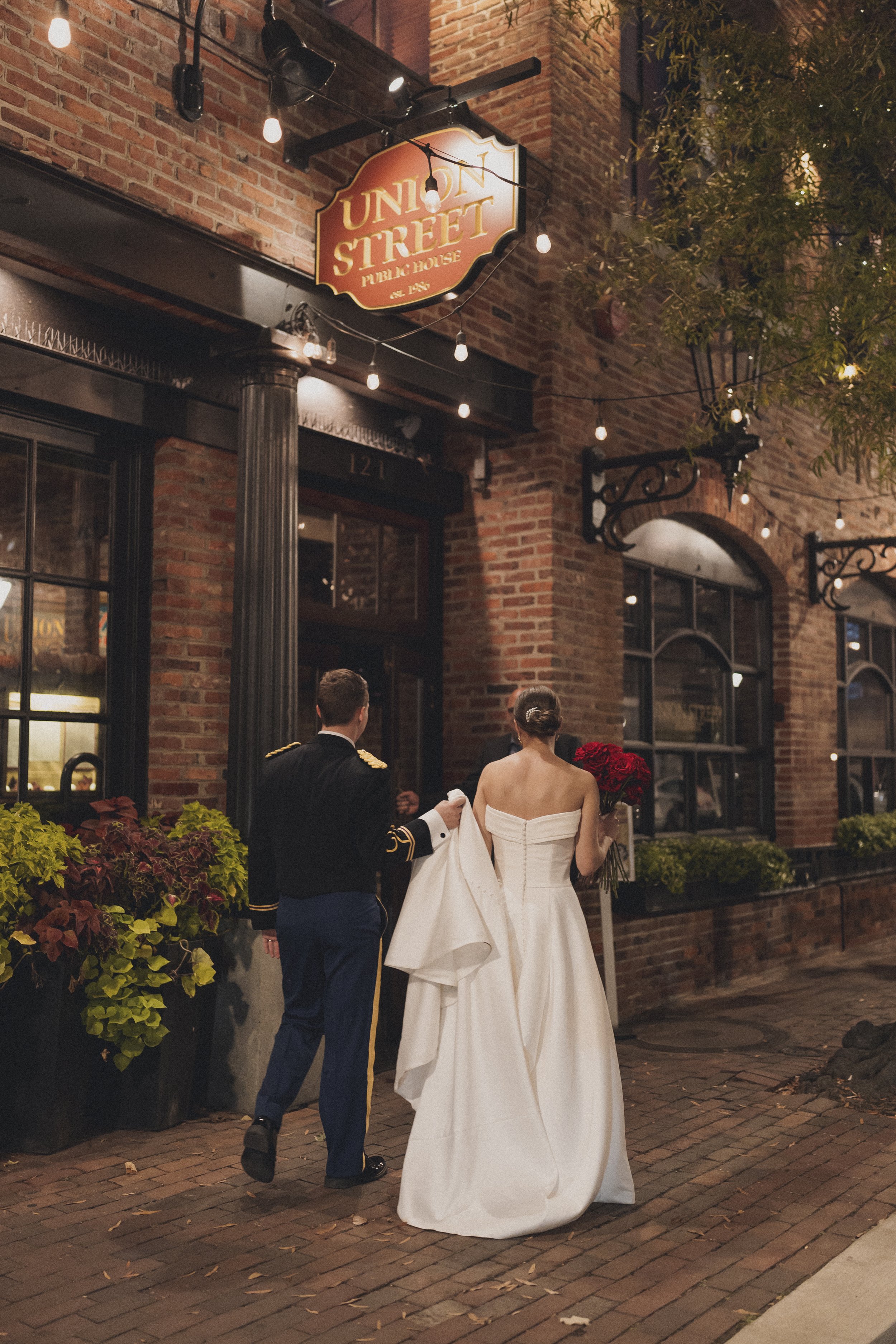 BRIDE GROOM RED ROSE BRIDAL BOUQUET OLD TOWN ALEXANDRIA VIRGINIA PUB RESTAURANT
