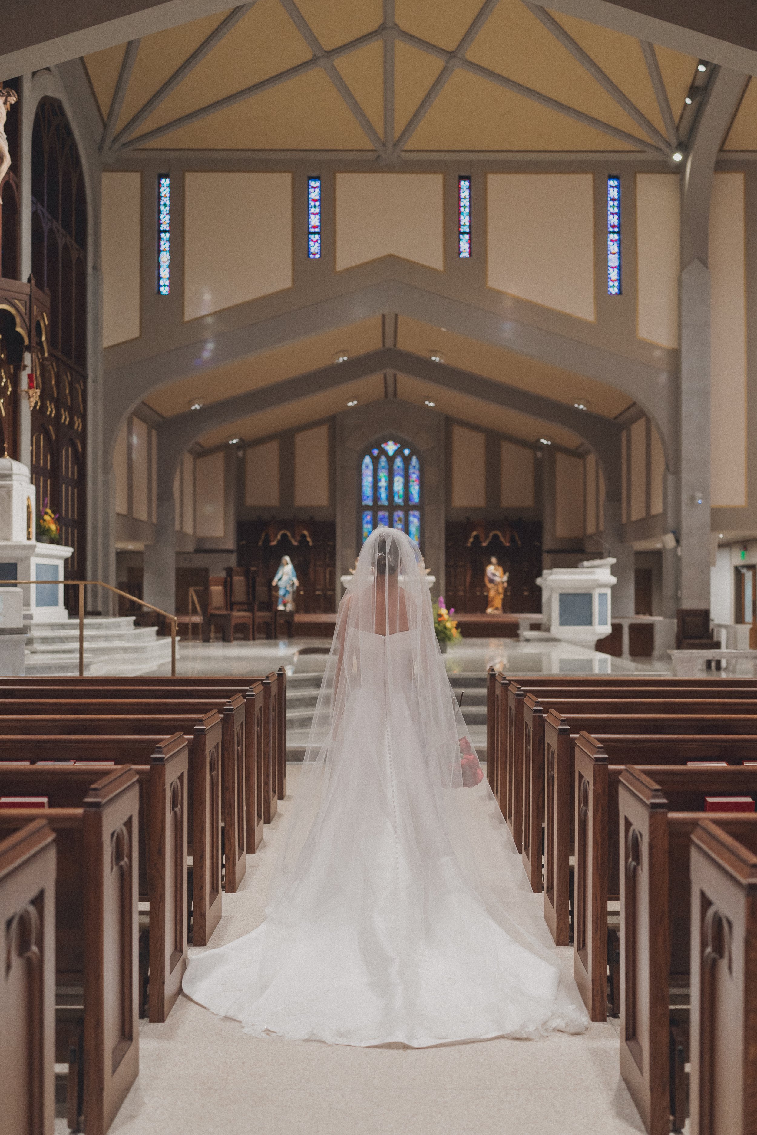 BRIDE CATHOLIC CHURCH VEIL AISLE