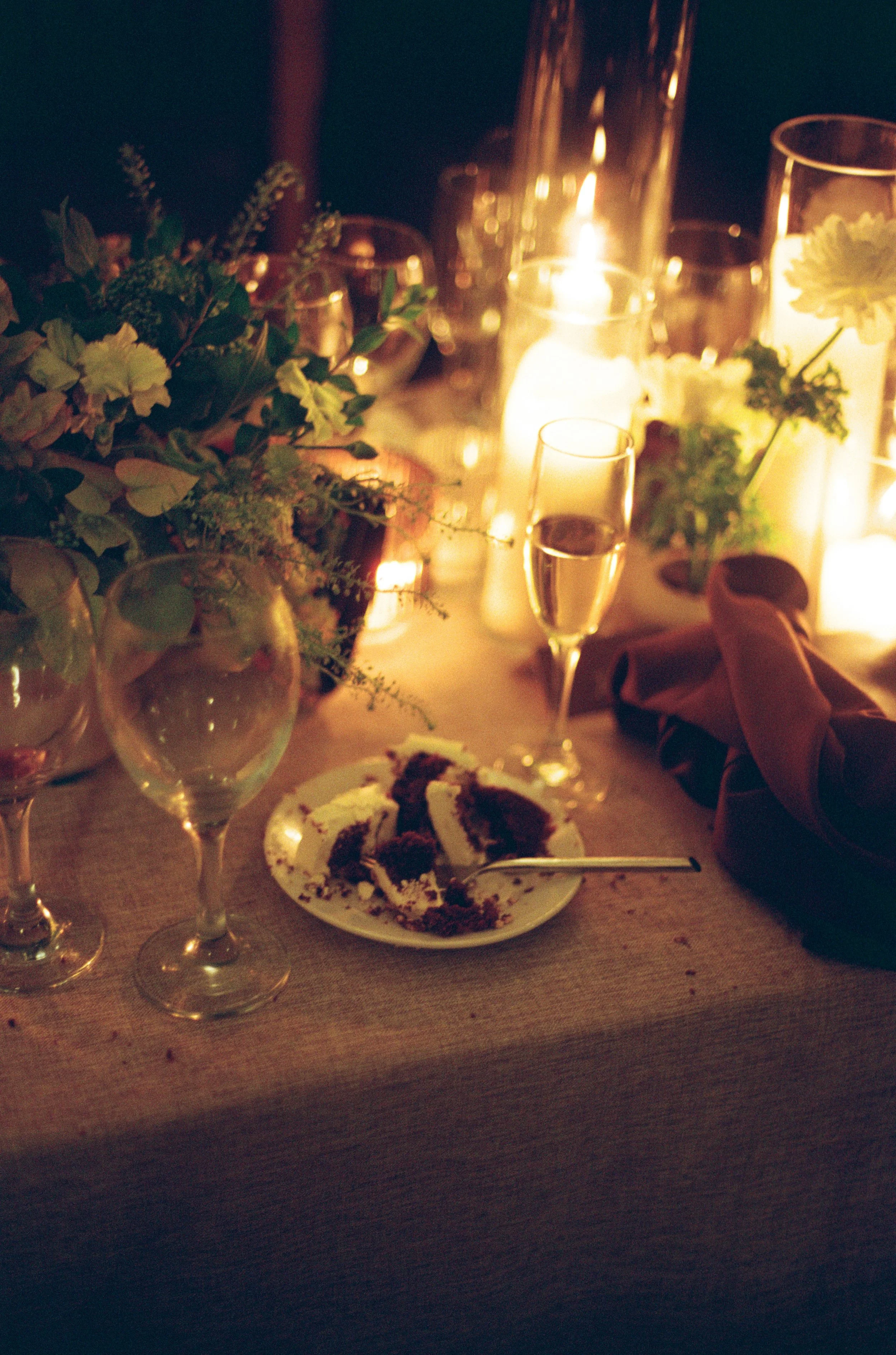 WEDDING RECEPTION TABLE DECOR CANDLELIGHT FLOWER CENTERPIECE FLORAL DESIGN CAKE