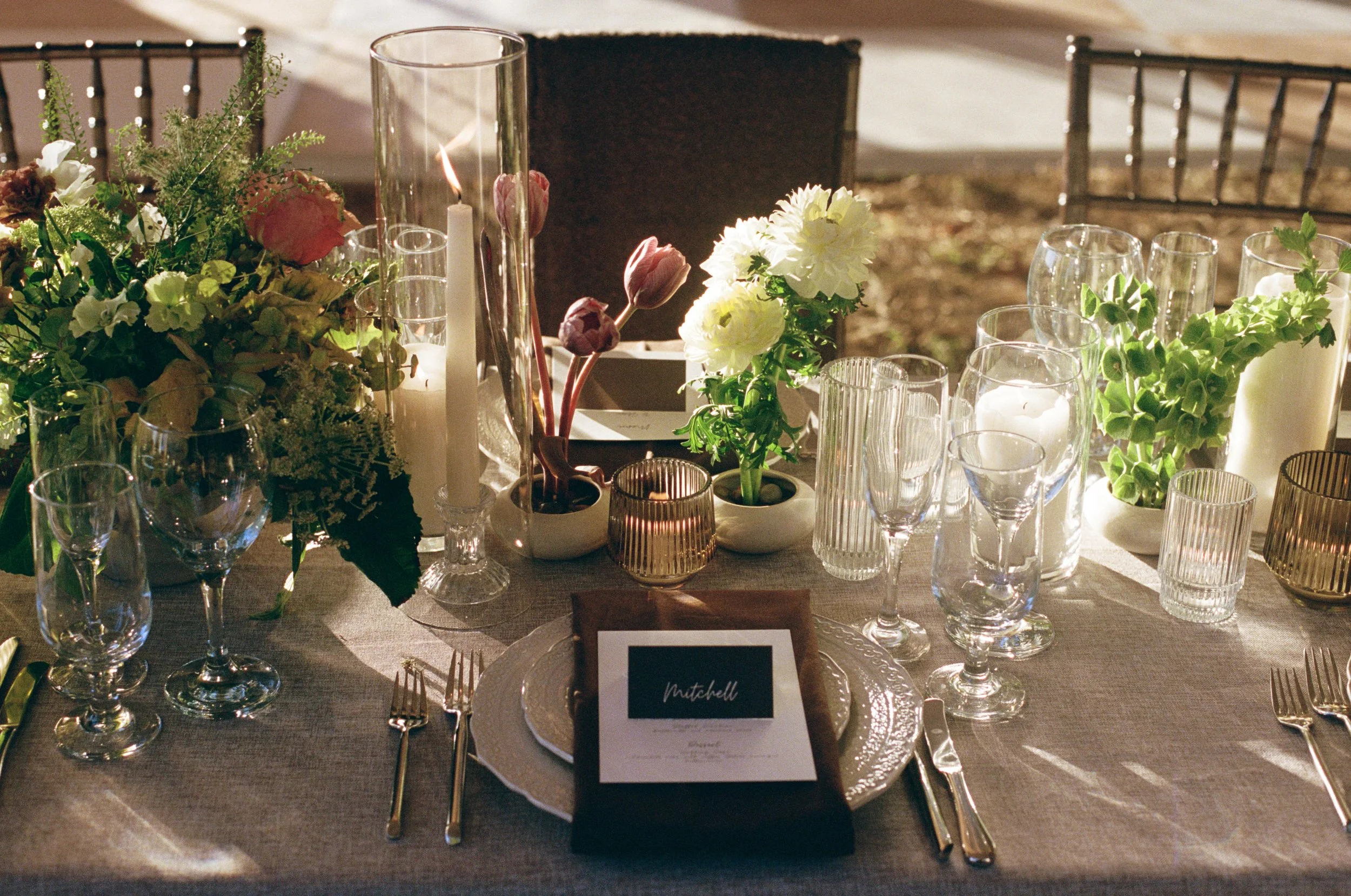 WEDDING RECEPTION DINNER TABLE DECOR TABLESCAPE FLOWER CENTERPIECE FLORAL DESIGN IKEBANA GOODSTONE INN RESTAURANT MIDDLEBURG VIRGINIA