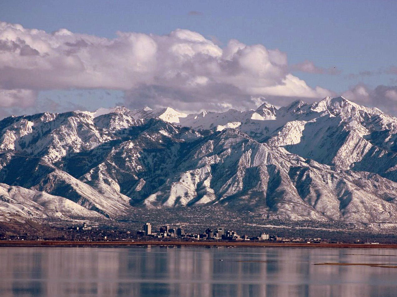 Asphalt paving and maintenance for HOA and multi‑unit communities in Northern Utah, engineered for freeze–thaw cycles and daily resident traffic
