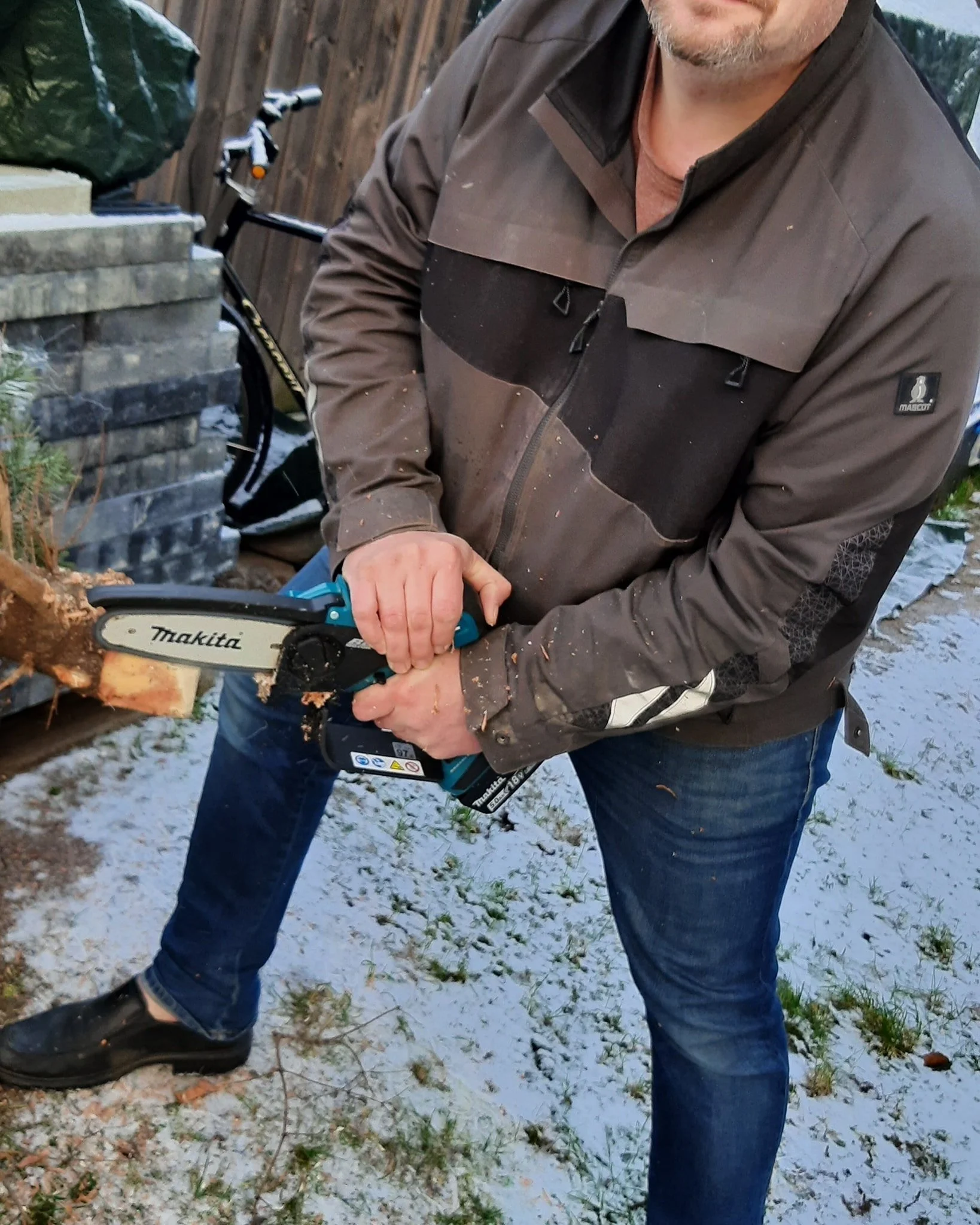 God Jul!

Trimning av julgran. B&ouml;rjade med Makita 18v grens&aring;g DUC150. Men byte sen till den kraftigare 40v Makita UC029 ink&ouml;pt under h&ouml;sten fr&aring;n verktygvaruhuset i &Ouml;rebro. Det gick som smort.

 #makitasverige #makita #