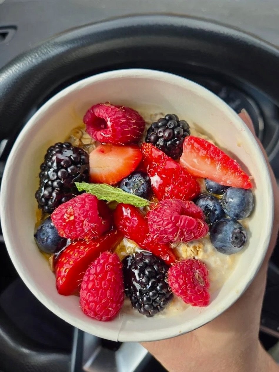 A moment for this gorgeous Overnight Oats bowl ✨

Thanksgiving week is busy&hellip; grab it to go!