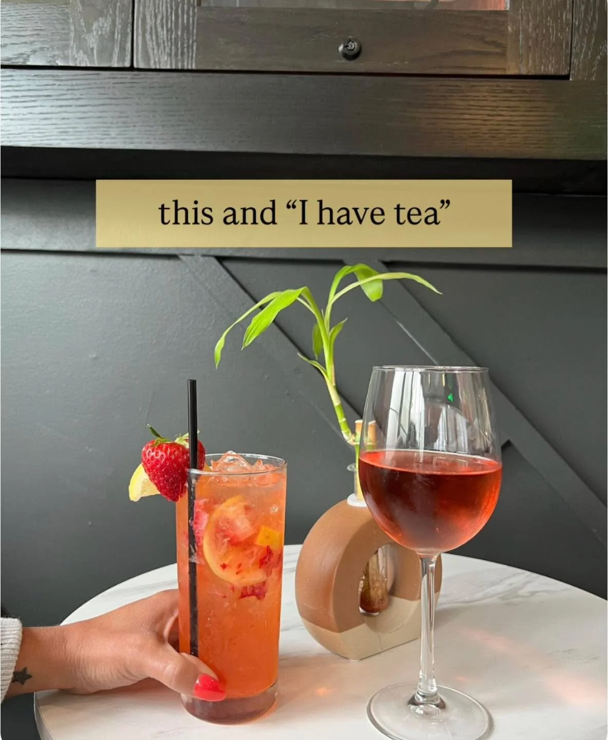 We love a catch up paired with some wine. 🍷