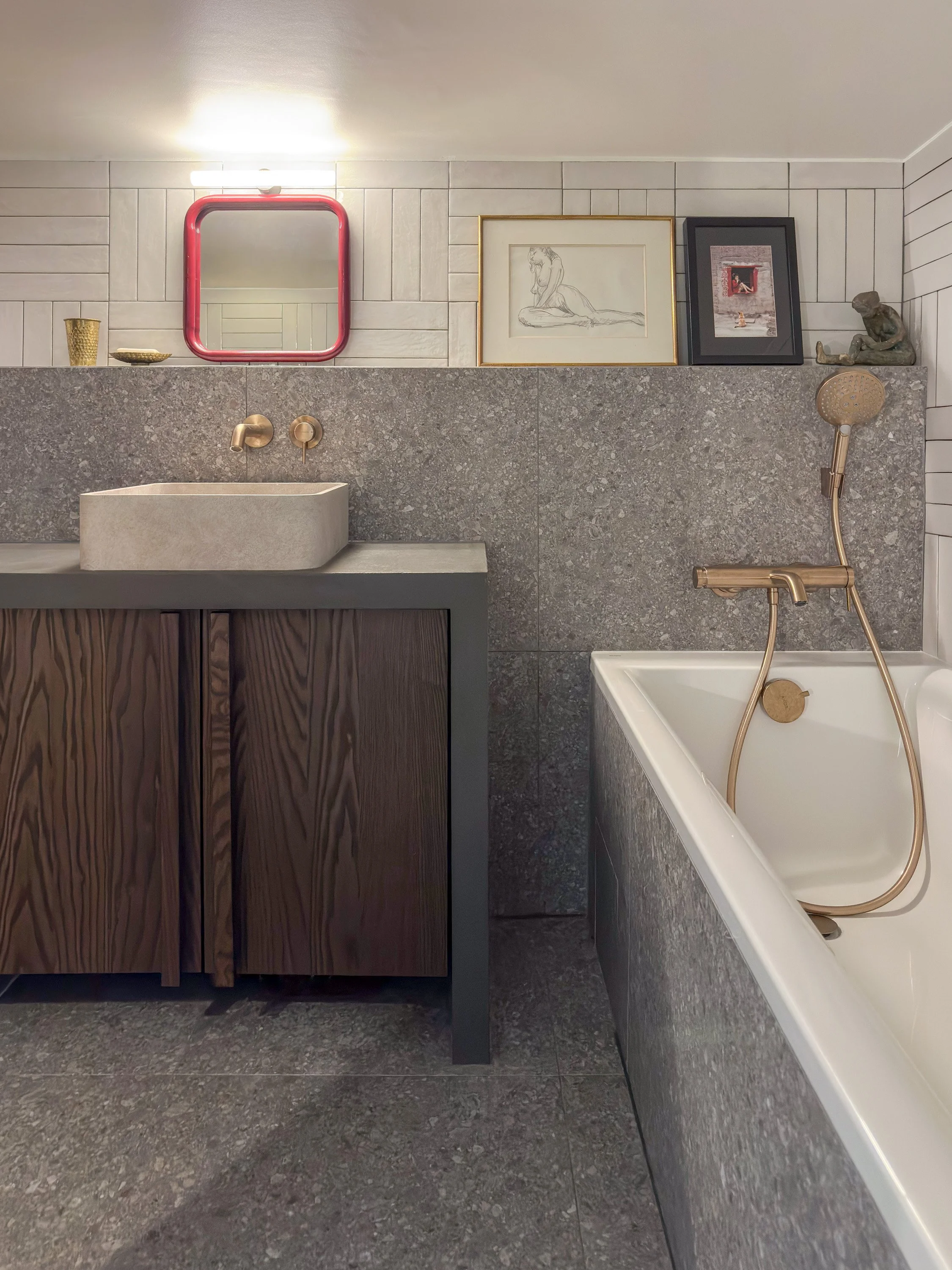 À l’étage, derrière une porte invisible, la salle de bains associe Ceppo di Gré et lignes graphiques.