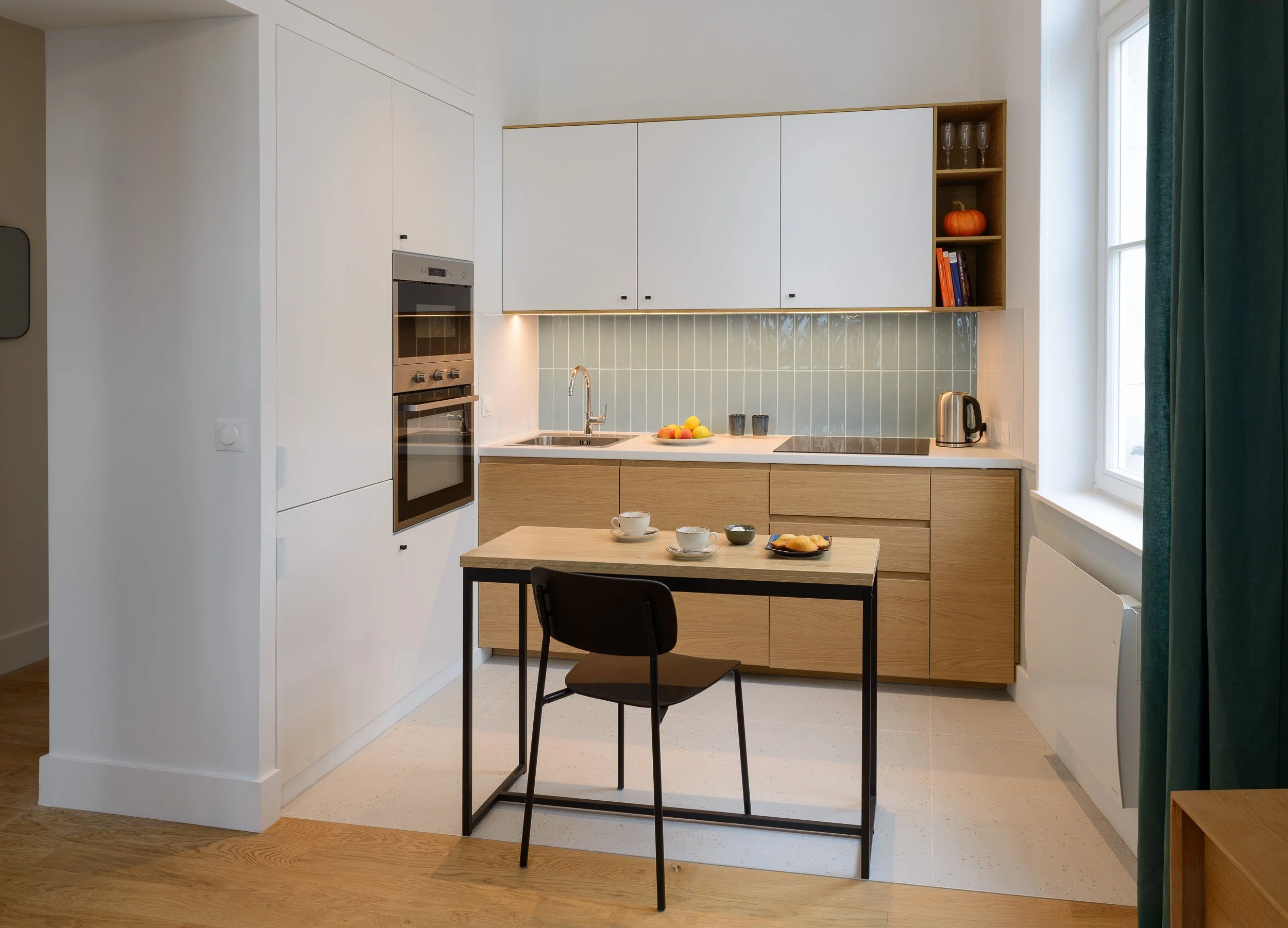 Cuisine équipée et optimisée : four, four micro-onde, réfrigérateur/congélateur, lave-vaisselle et nombreux rangements.

Caissons et portes : Ikea
Mitigeur : Grohe