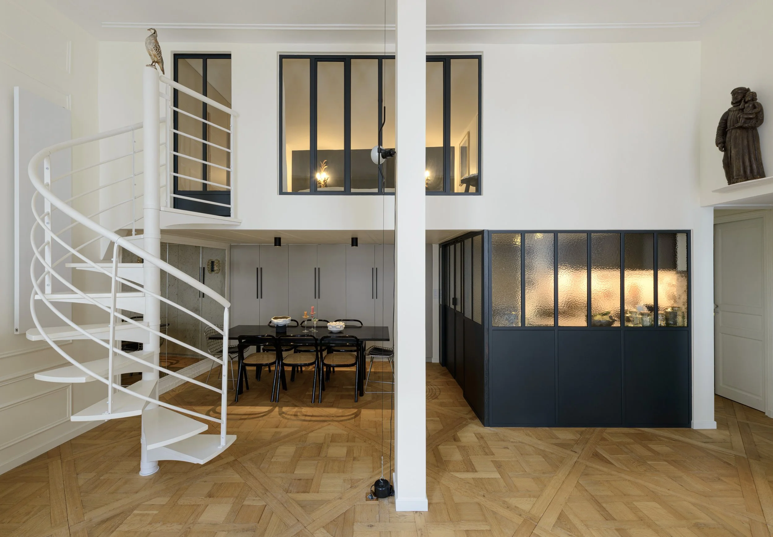 La mezzanine a été entièrement reconstruite pour accueillir la salle de bains tout en préservant la double hauteur du séjour.