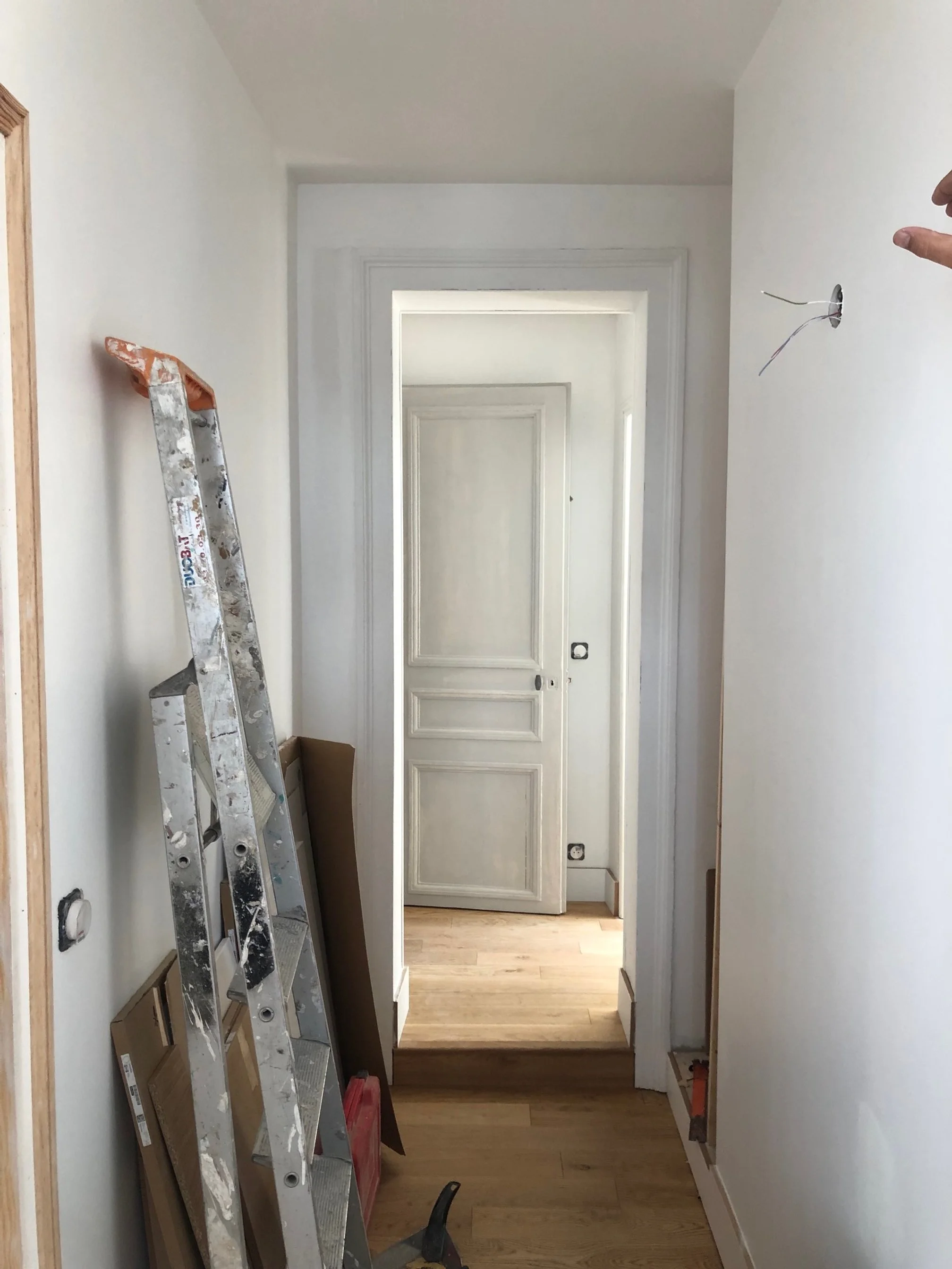 Création d'un dégagement et d'un palier pour séparer la chambre de la salle de bain.