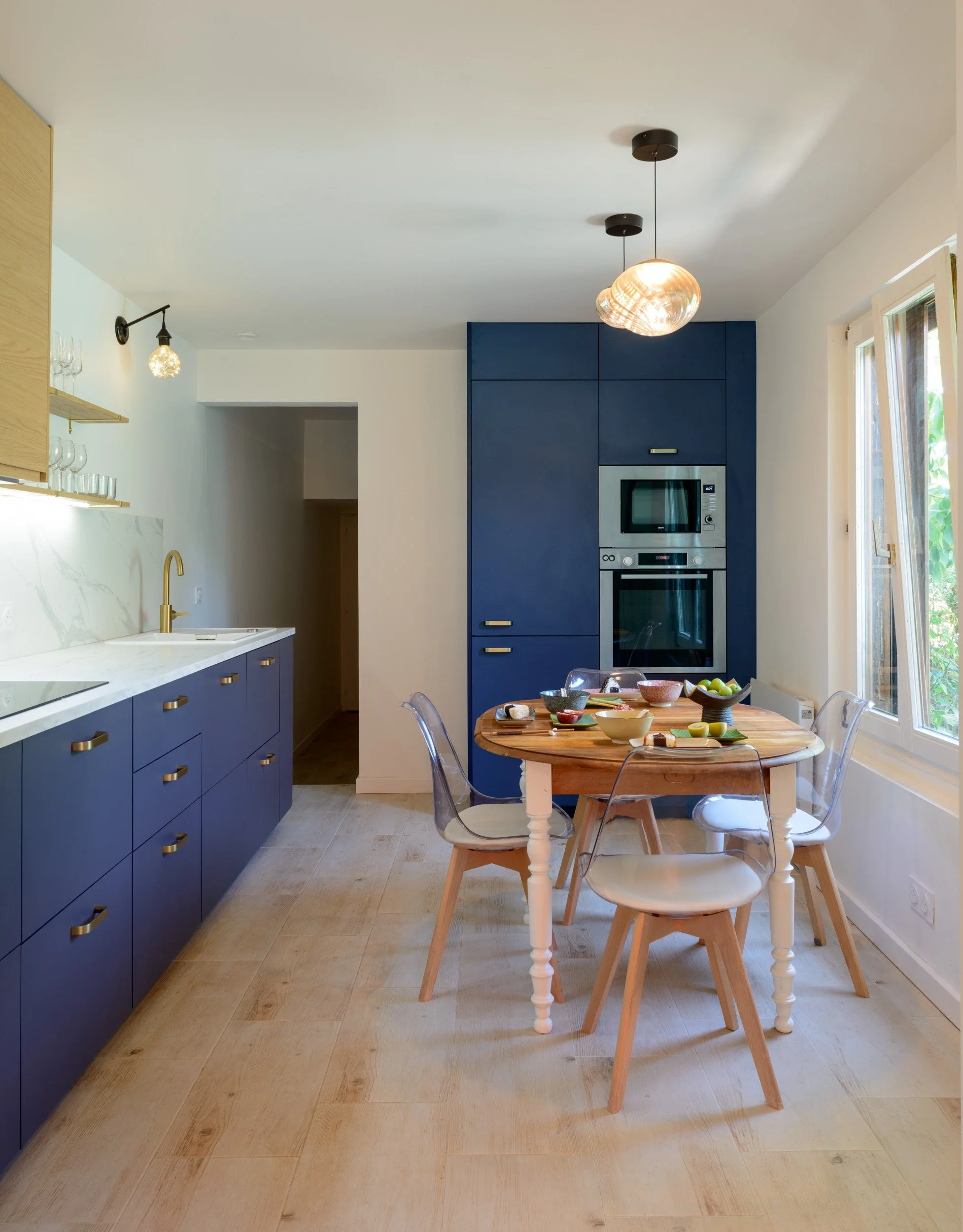 Repenser les usages
L’ancien bureau-dressing laisse place à la cuisine, désormais au cœur de la maison.