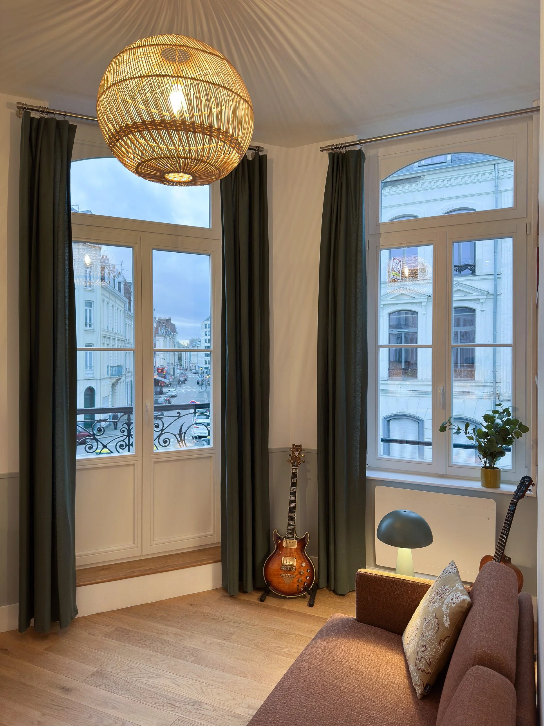 L'appartement a été livré "clé en main" ,meublé et décoré.

Rideaux sur-mesure : Madura
Suspension : Tikamoon
Canapé et meuble TV : La Redoute