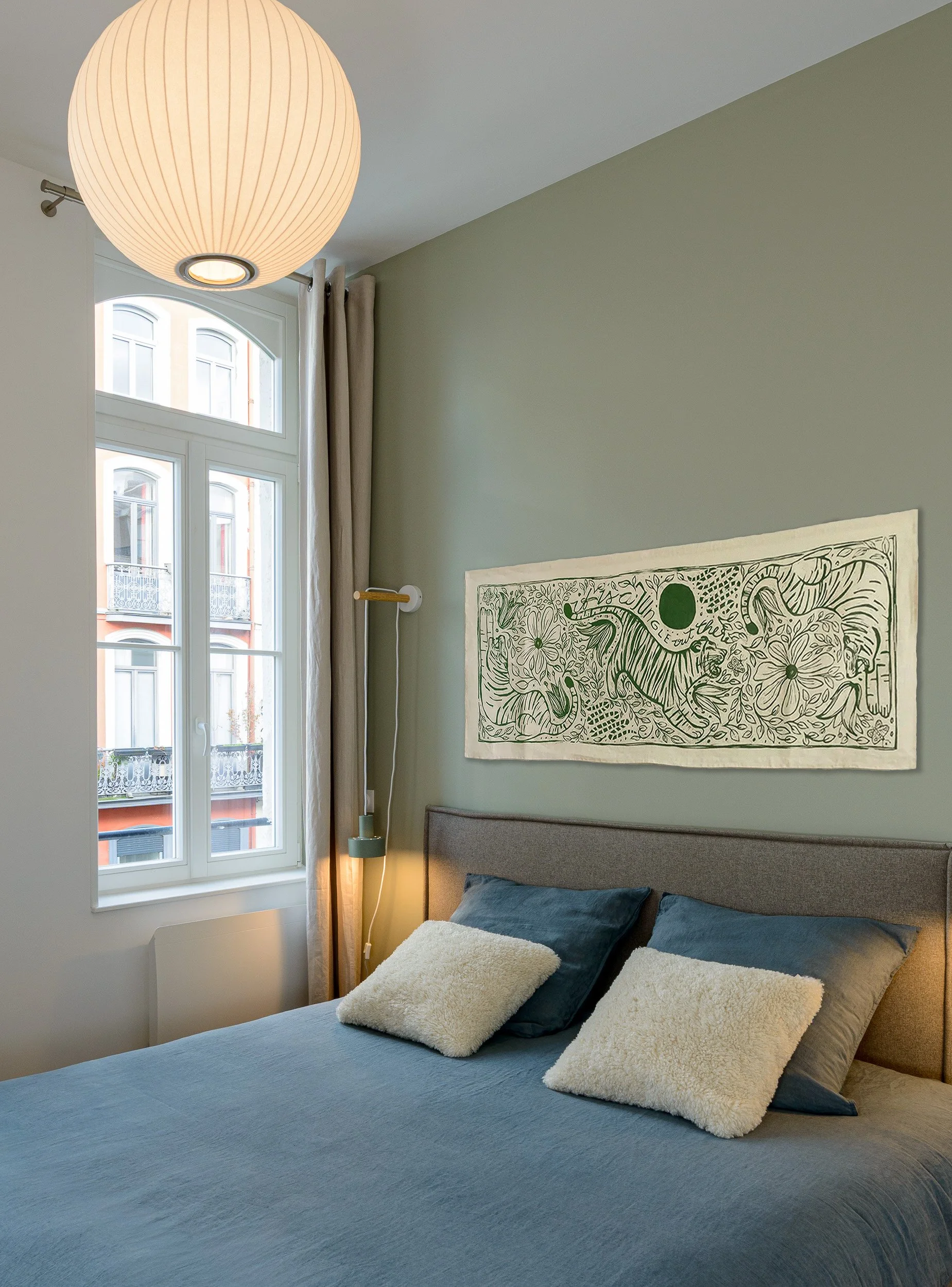 Suspension : Sklum
Appliques : Nordlux
Lit et tête de lit : Tediber
Décoration murale : Fine Little Day
Linge de lit : La Redoute
Oreillers : Maisons du Monde
