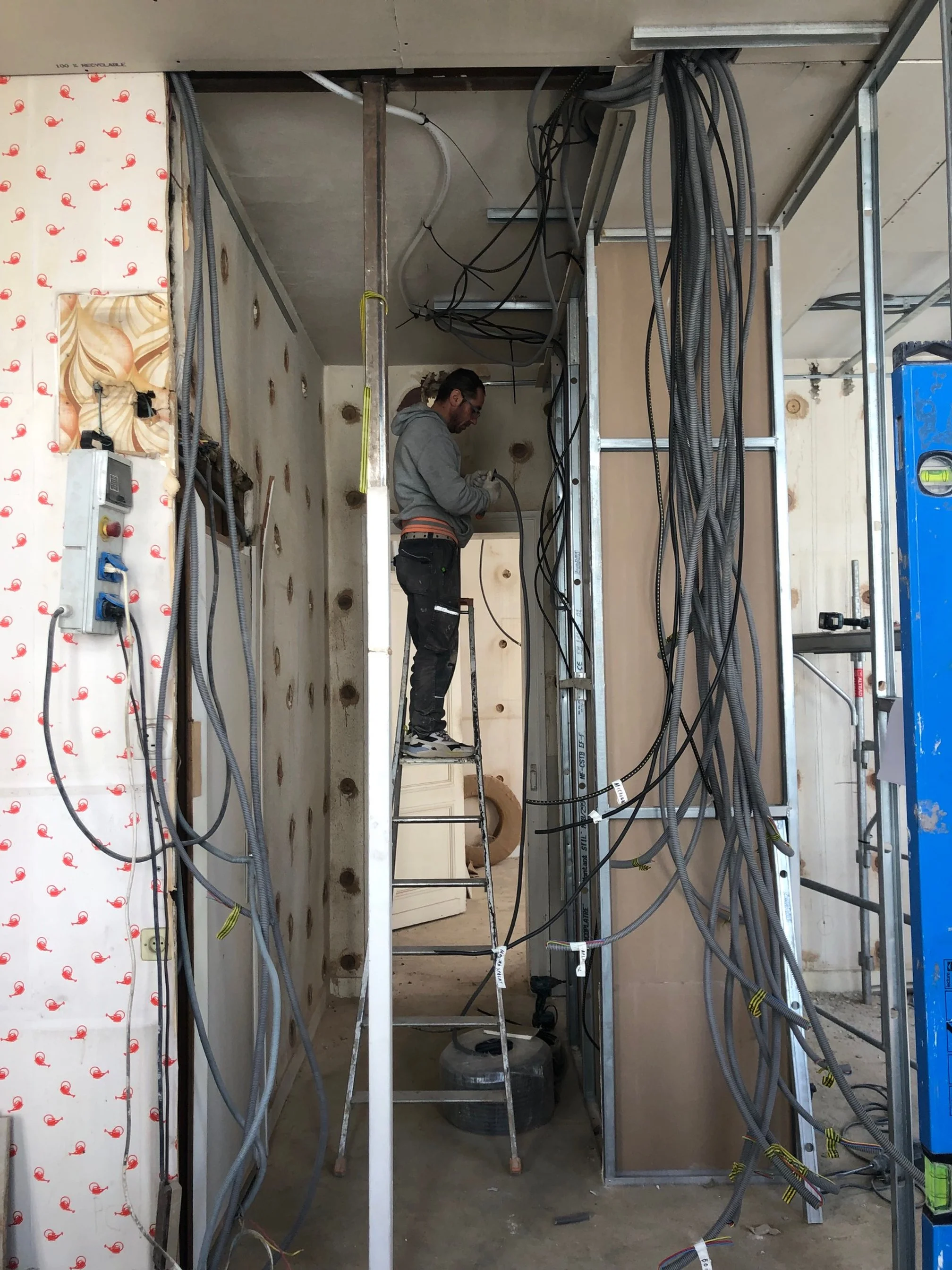 Pour rendre cette configuration possible, le poteau métallique découvert dans la cloison de l’ancienne cuisine a été déplacé, les murs en torchis ont été doublés et une marche a été créée dans le dégagement afin de faire passer les réseaux d’eau de l