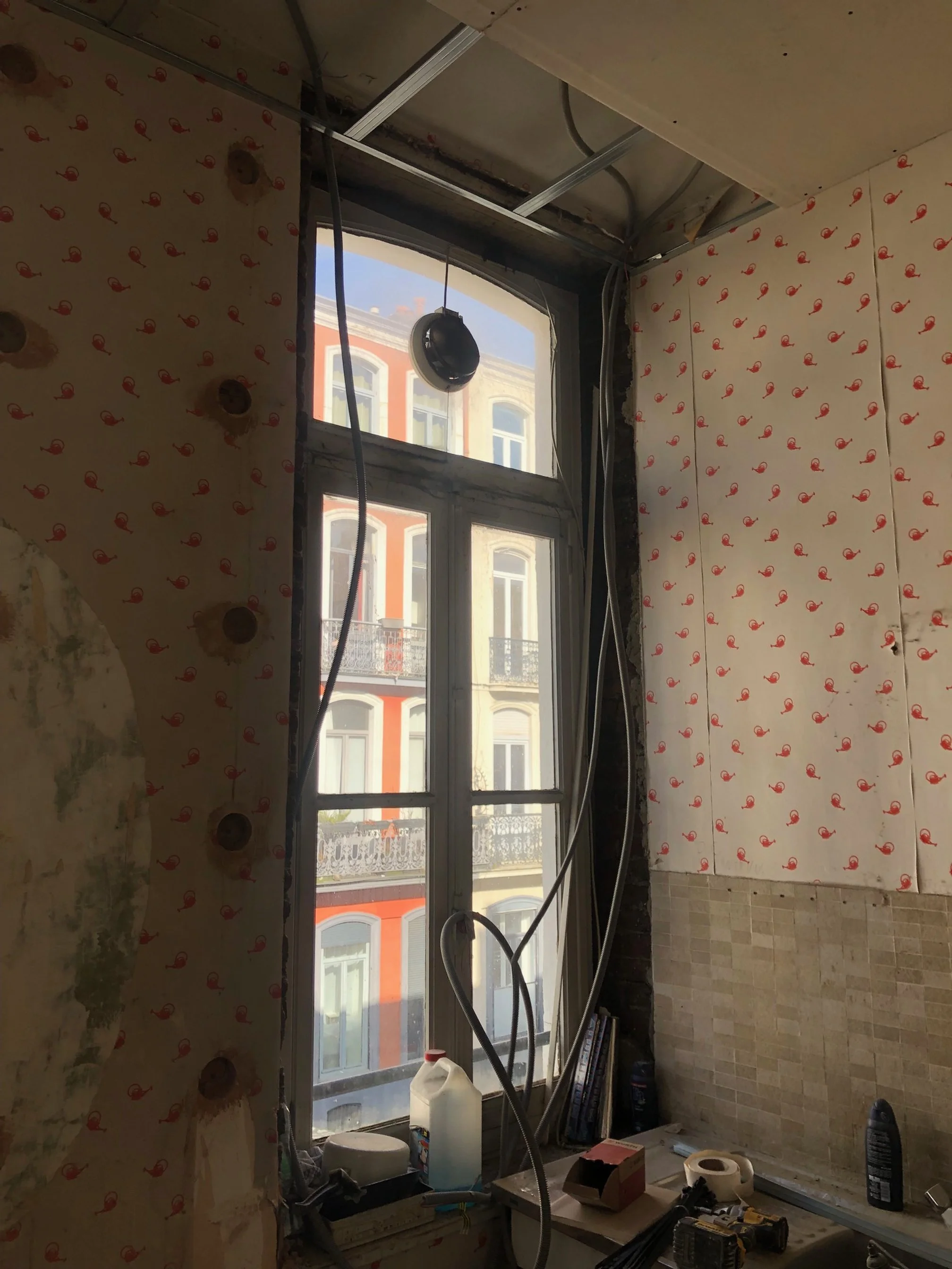 Doublage des murs et refection complète de l'électricité.