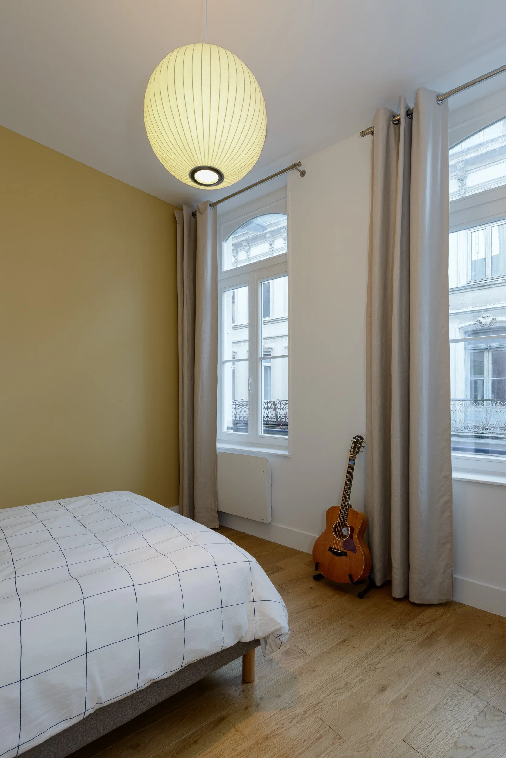 Mise en peinture des murs. 
Coloris Hay de chez Farrow and Ball.
Rideaux sur-mesure : Madura