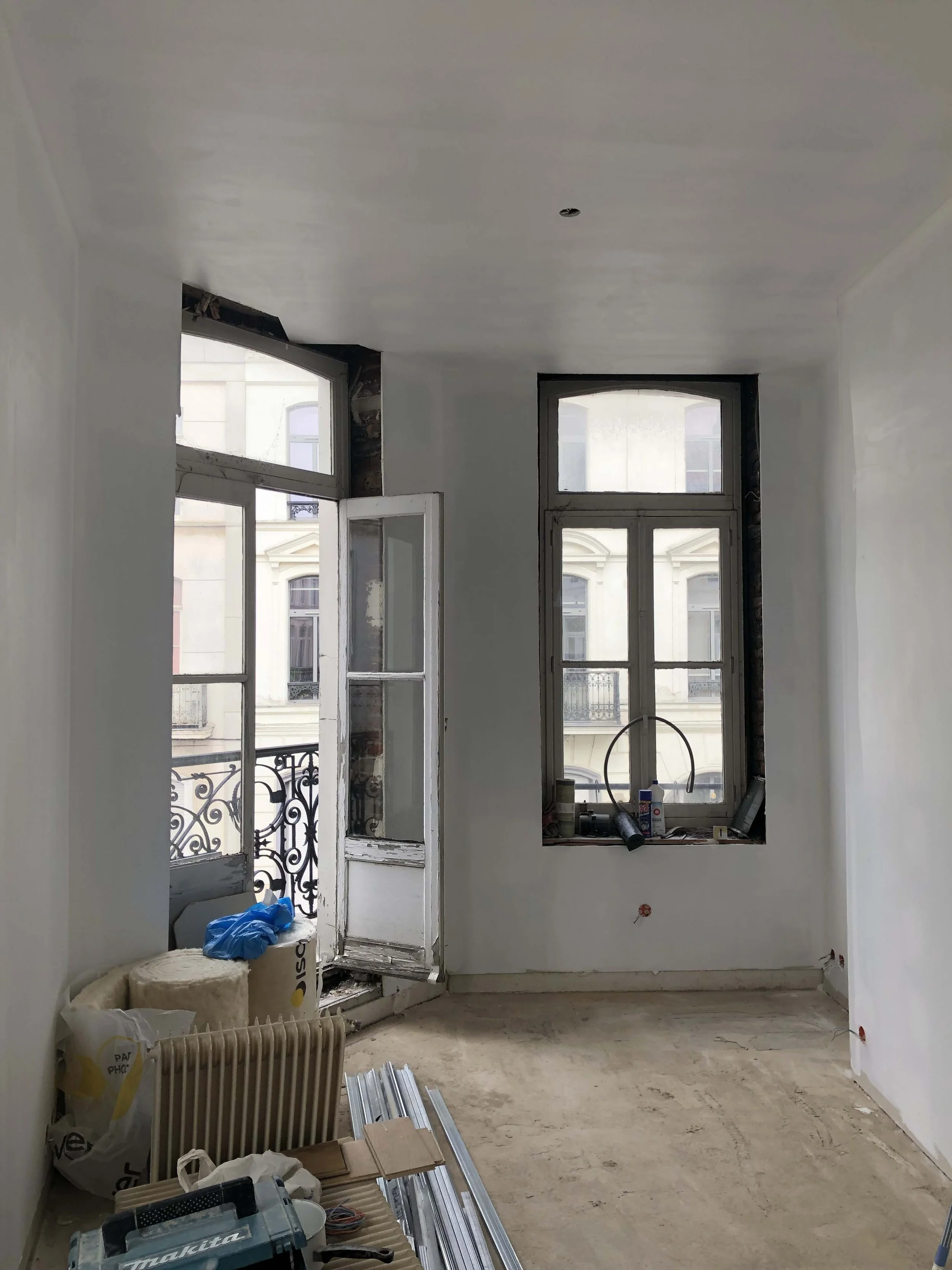 Réfection des sols, doublage des murs et remplacement des fenêtres.