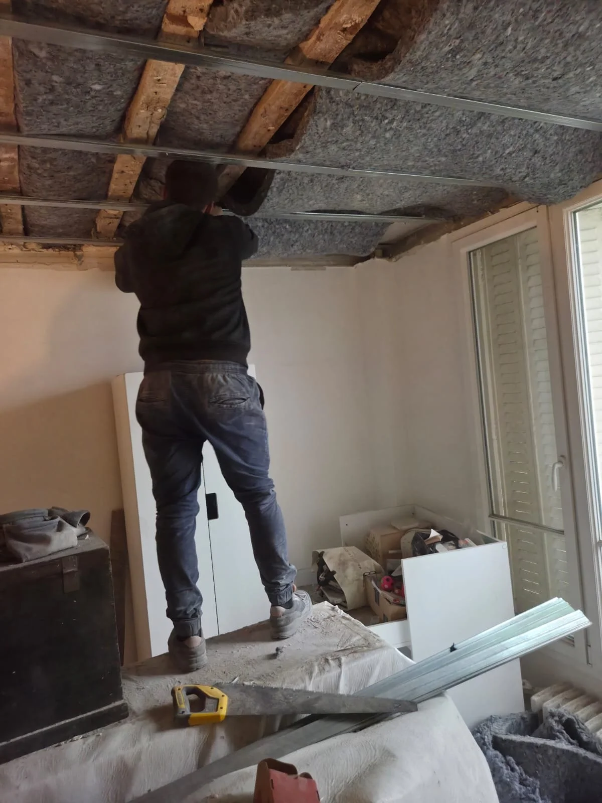 Les murs et plafonds ont été isolés du bruit dans les 2 chambres d'enfant.