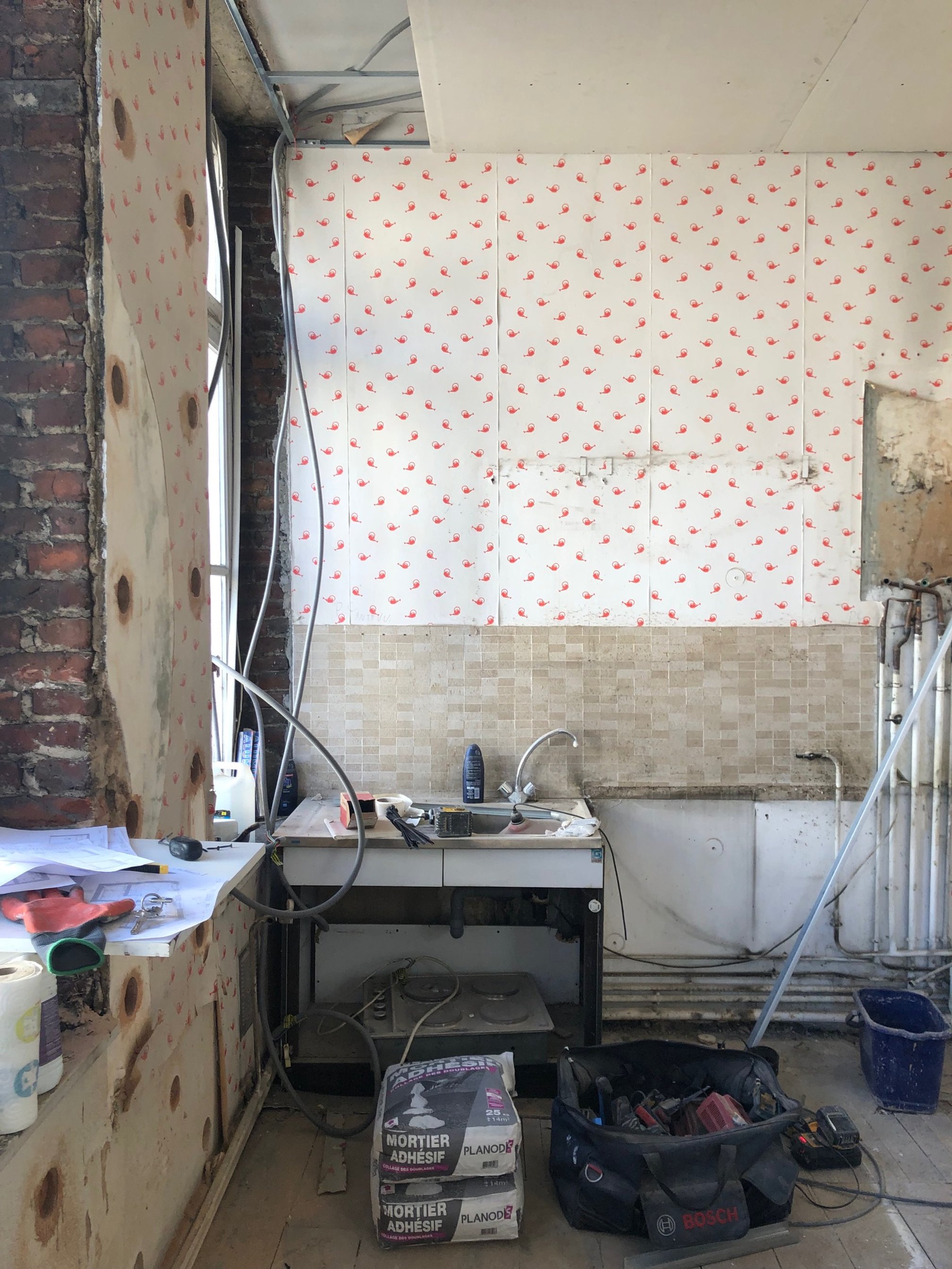 L'ancienne cuisine déplacée dans le séjour nous a permis de libérer l’espace nécessaire à la création d’une nouvelle chambre.