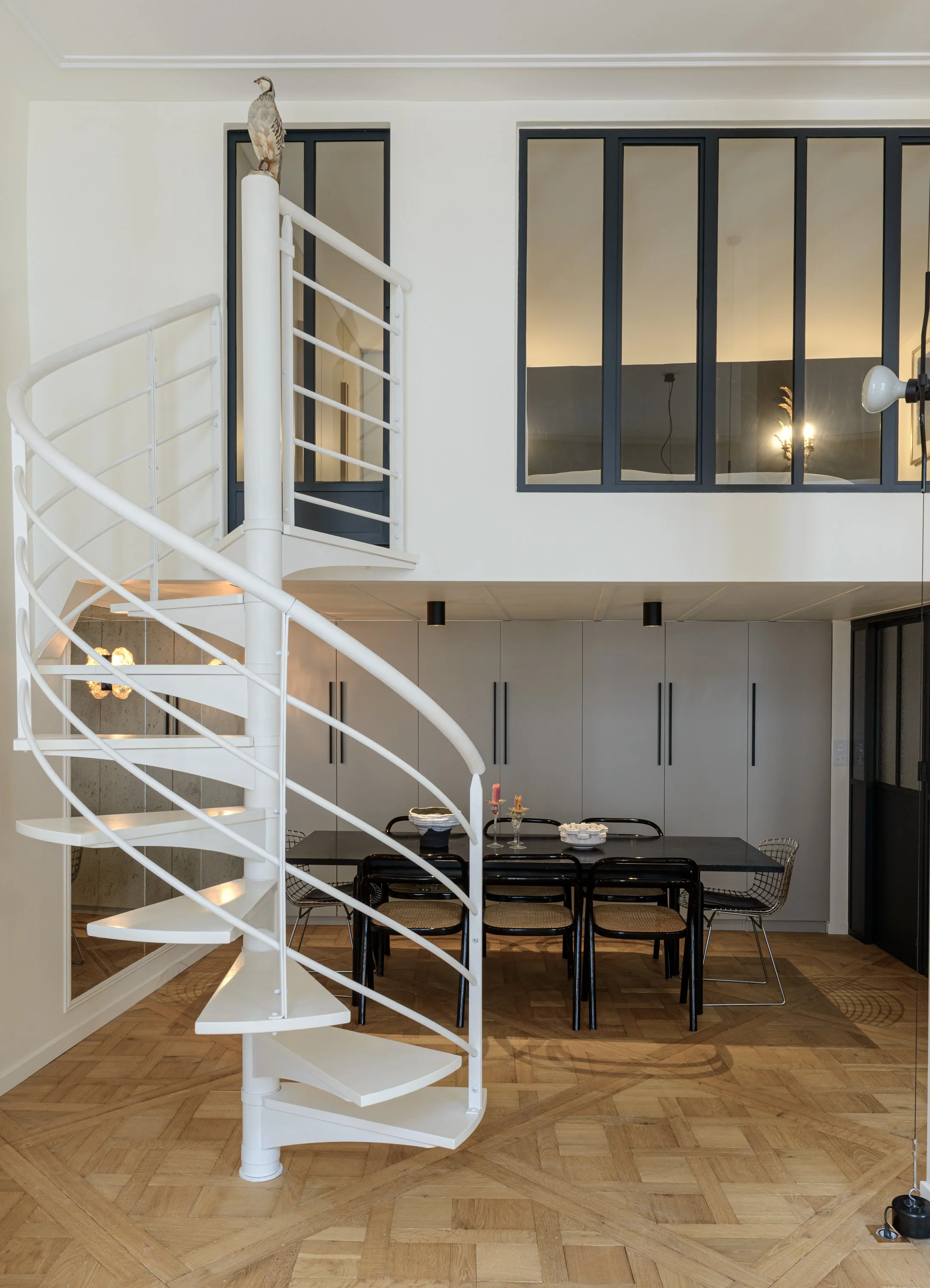 Conservé, poncé et repeint, l’escalier existant a été déplacé d’une cinquantaine de centimètres pour libérer un mur et intégrer un dressing dans la chambre.