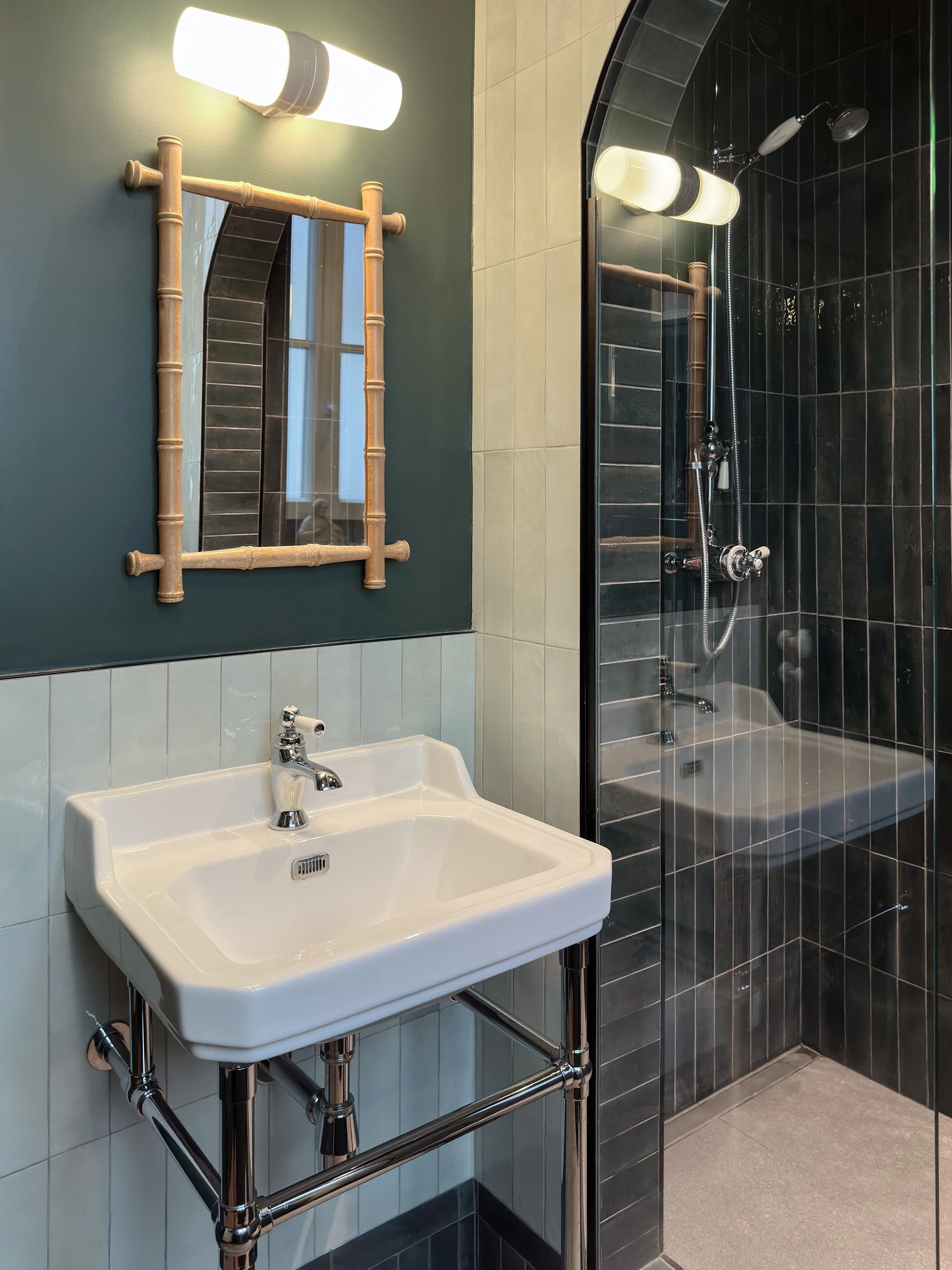 L’ancienne cuisine devient une salle d’eau à la robinetterie rétro. 