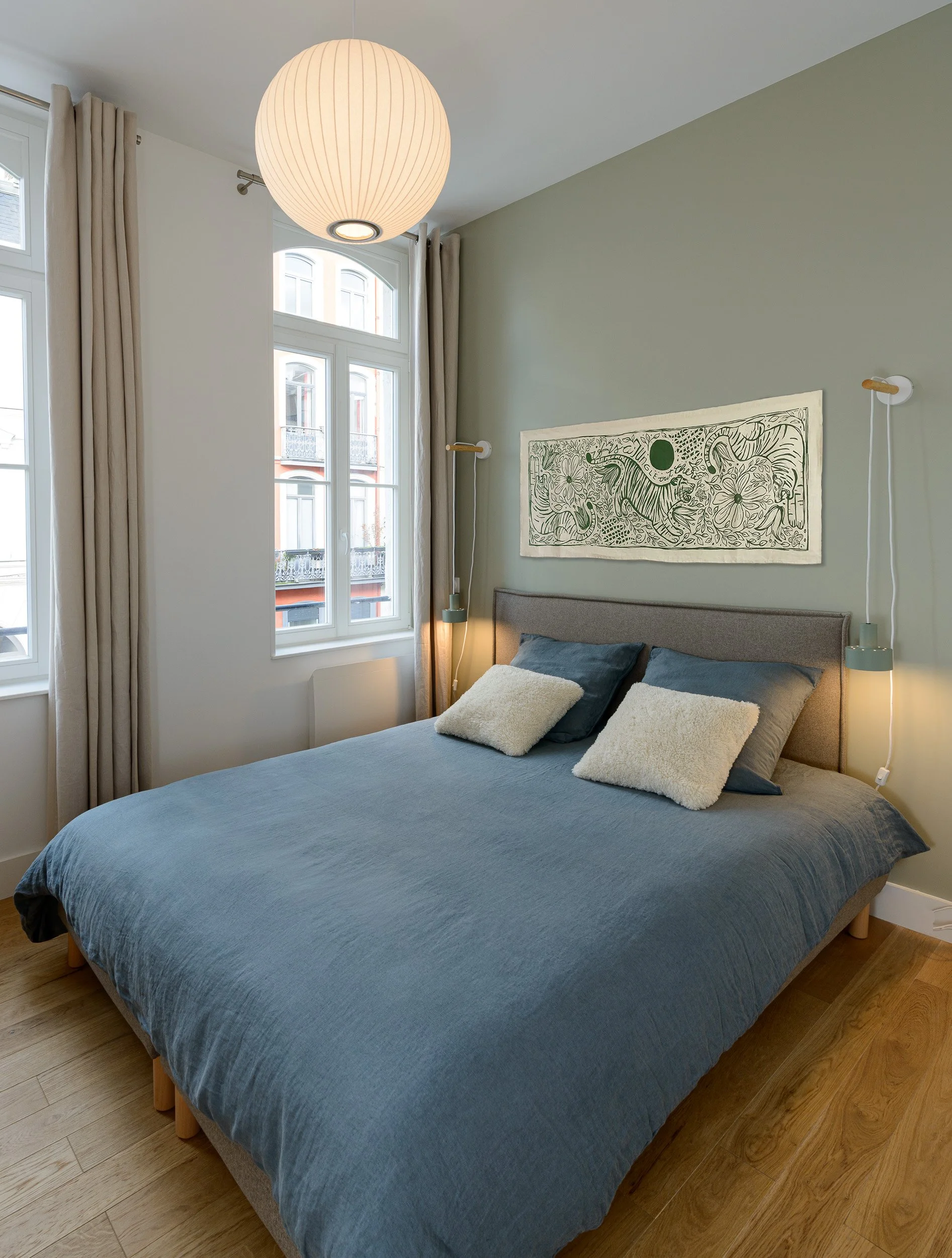 Dotée de deux belles fenêtres, d’un grand dressing et d’un bureau intégré, la nouvelle chambre est à la fois lumineuse et confortable.