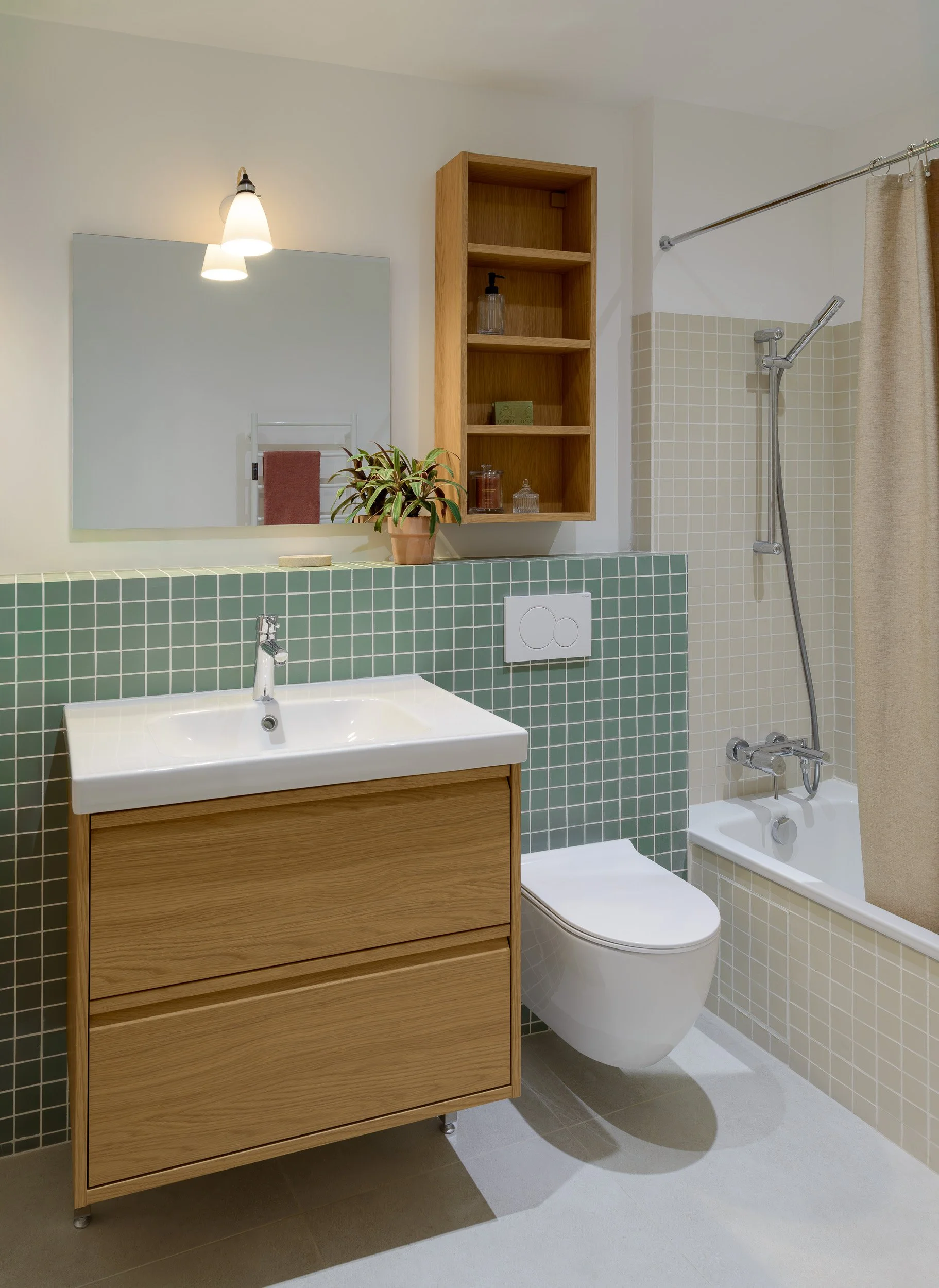 La salle de bain a fait l’objet d’une rénovation complète : déplacement des toilettes, remplacement des sols, dépose de l’ancienne baignoire, pose d'un sèche-serviette et création d’un coffrage maçonné pour l’installation de toilettes suspendues et d